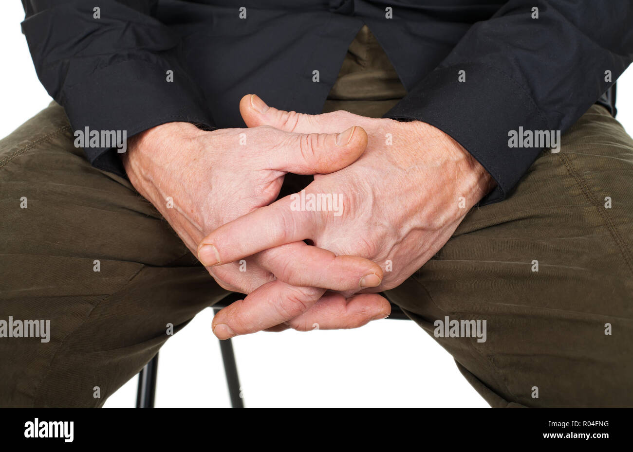 Foto von Hand ein älterer Mann auf einem Stuhl Stockfoto