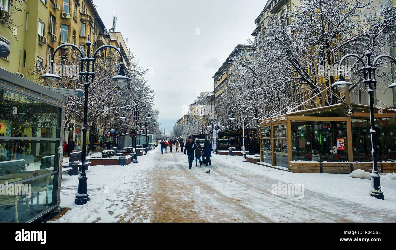 Sofia, Bulgarien - Januar 22, 2018: Sofia Fußgängerzone Walking Street mit Schnee im Winter morgens bedeckt mit Menschen zu Fuß Stockfoto