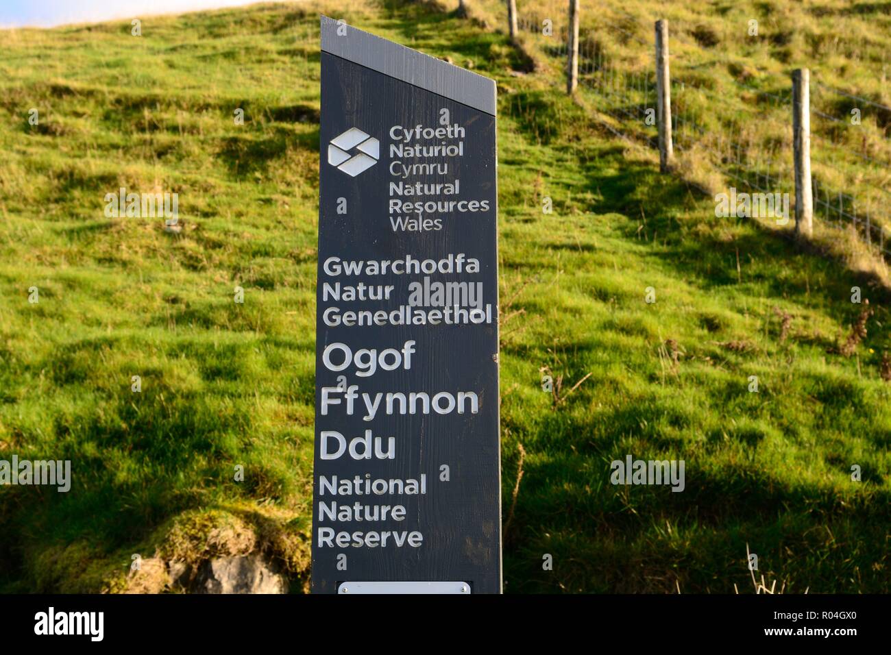 Zeichen für ogof Fynnon Ddu National Nature Reserve Brecon Beacons National Park Fforest Fawr Unseco Geopark Wales cymru GROSSBRITANNIEN Stockfoto