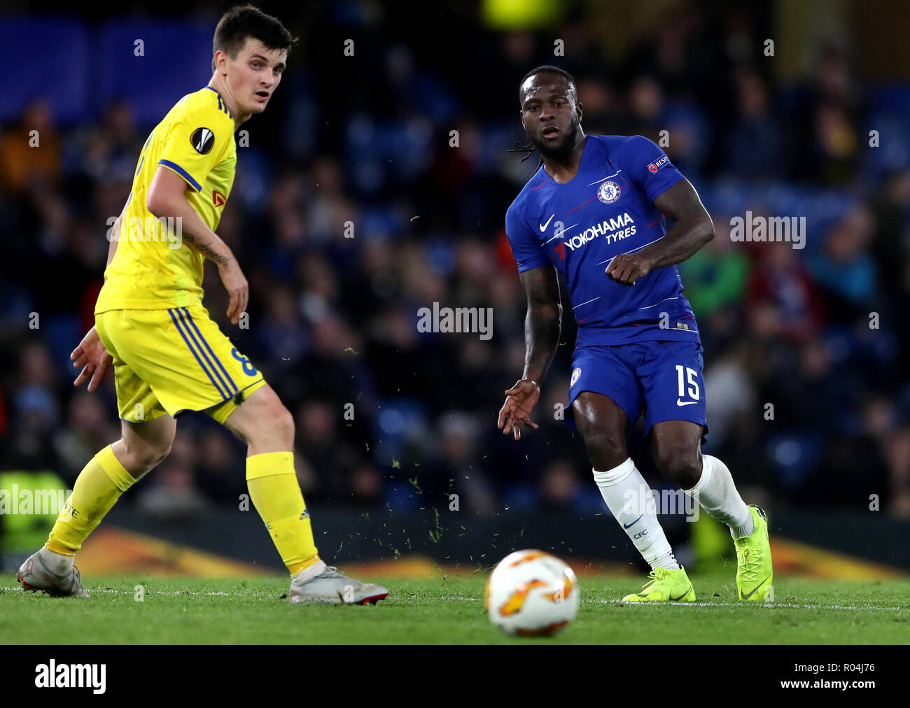 Chelsea's Victor Moses hält weg Herausforderung vom FC BATE Borissows Stanislav Dragun Stockfoto