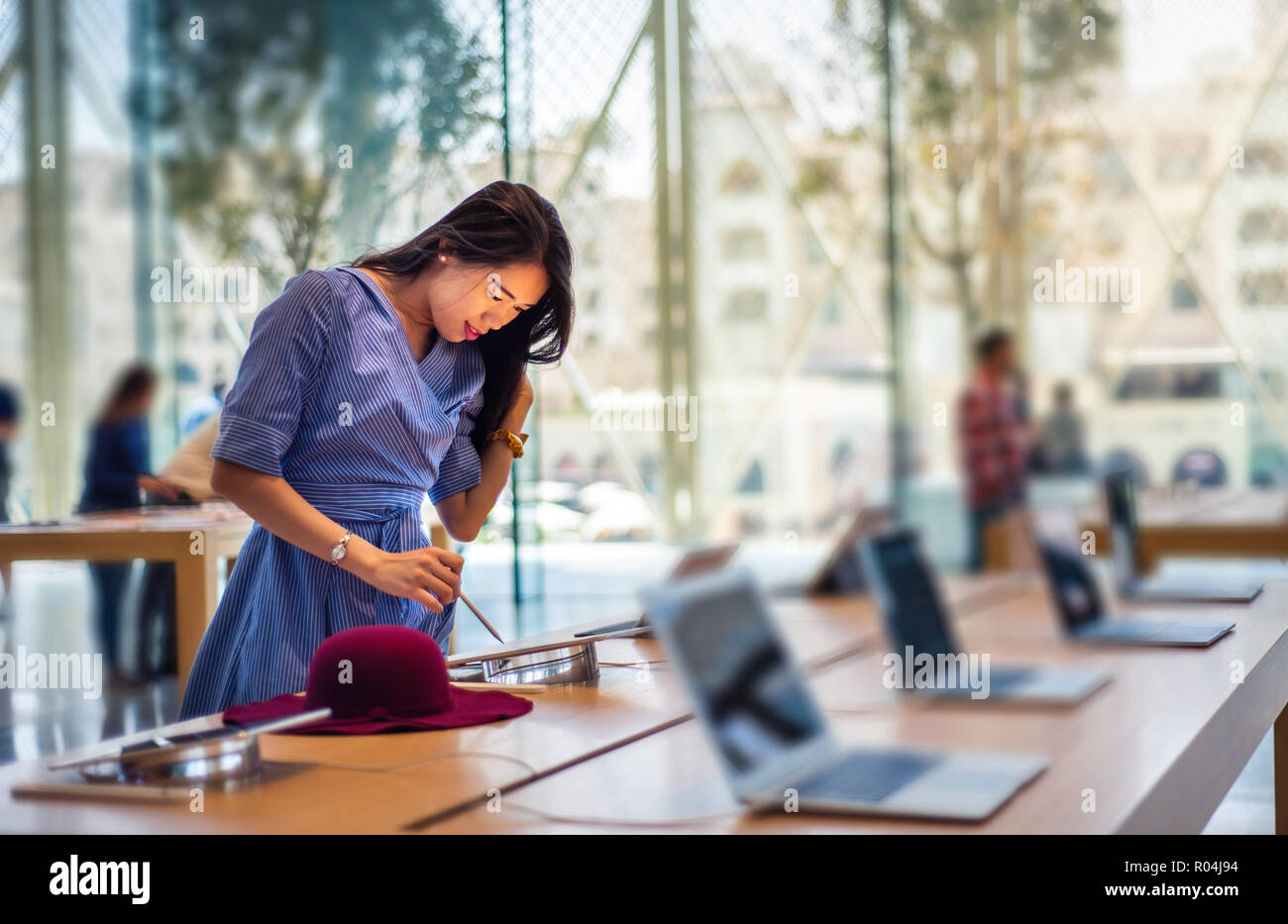 Asiatische Mädchen Einkaufen in einem Elektronikfachgeschäft Stockfoto