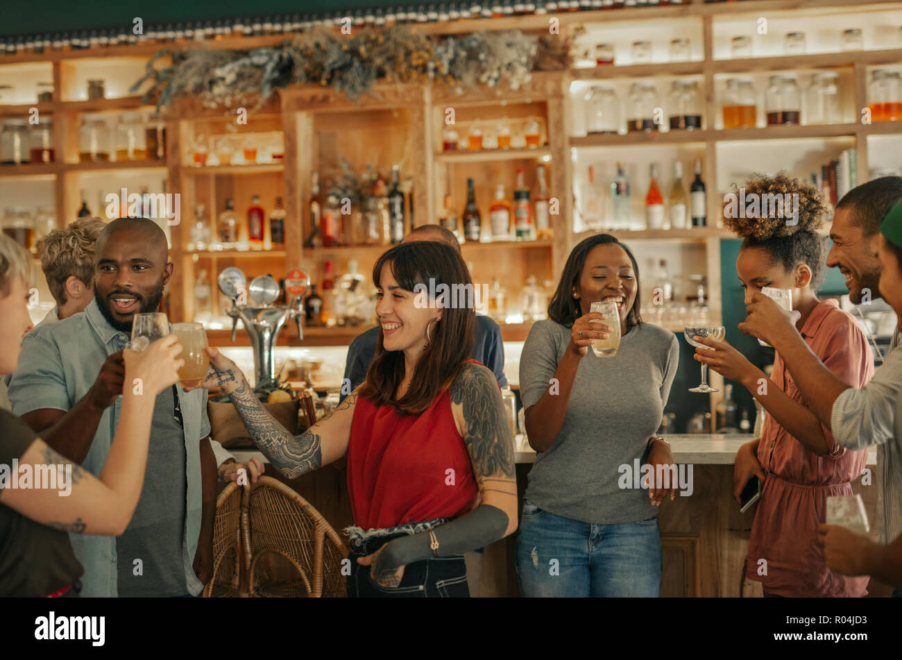 Vielfältige Gruppe von Leuten zusammen trinken in einer angesagten Bar Stockfoto