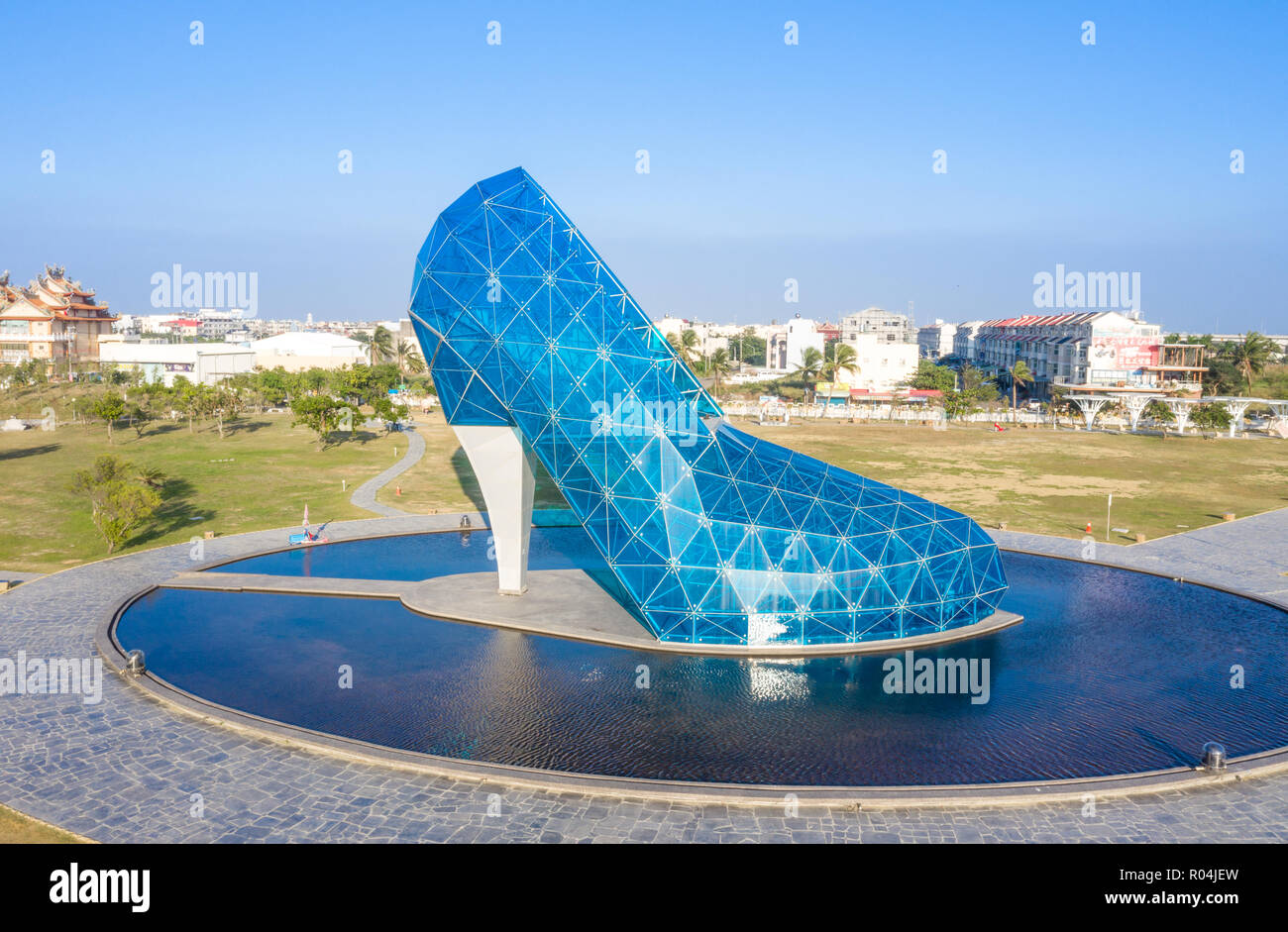 ChiaYi, Taiwan - 27. Oktober 2018: ein riesiges blaues Glas Hochzeit Kirche geformt wie ein high-heeled Shoe in Taiwan Chiayi, Luftbild. Zeitraffer photograp Stockfoto