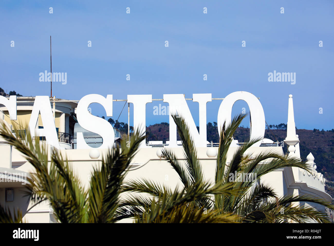 In der Nähe von riesigen Casino mit dem blauen Himmel und Palmen Stockfoto