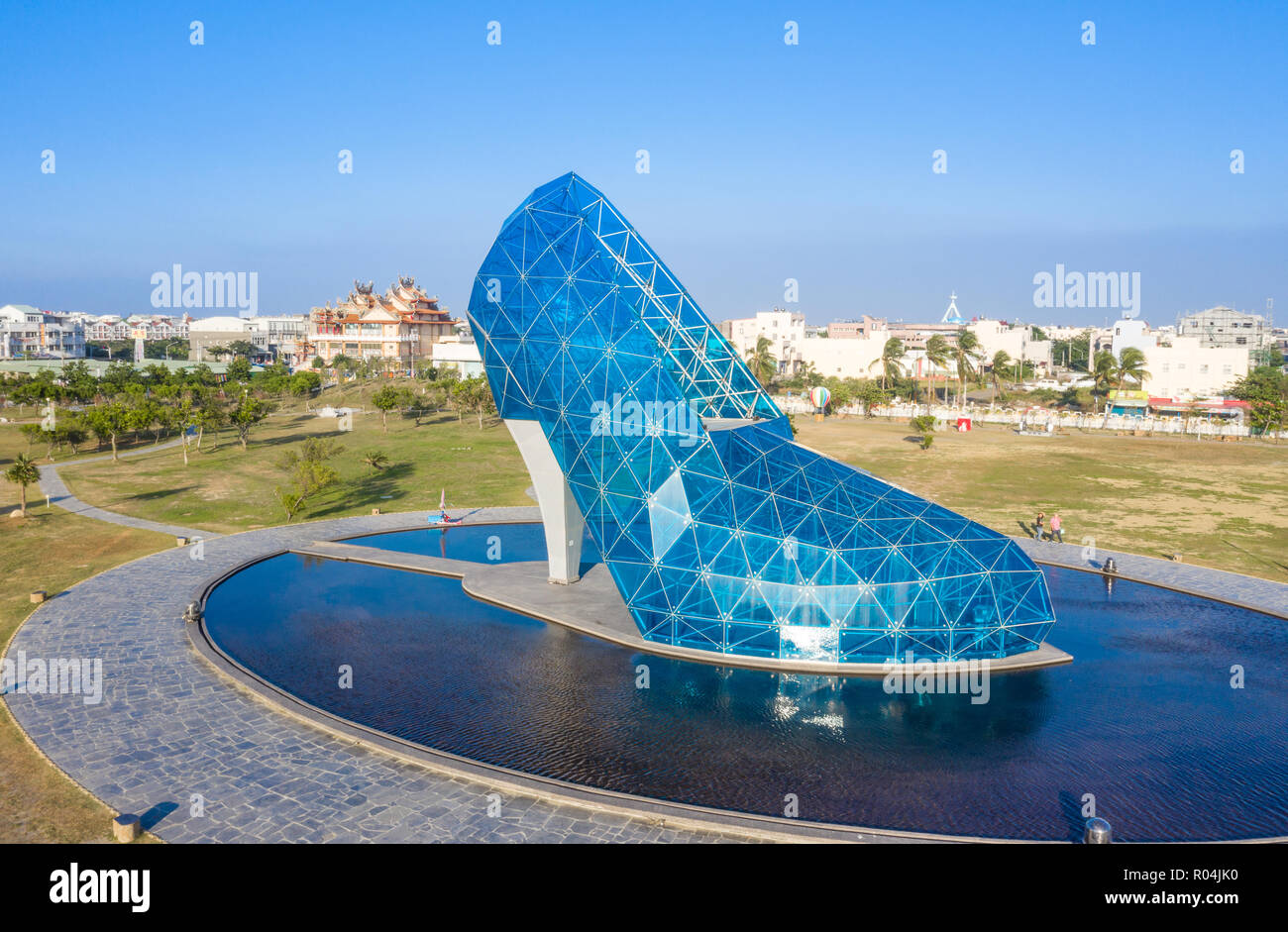 ChiaYi, Taiwan - 27. Oktober 2018: ein riesiges blaues Glas Hochzeit Kirche geformt wie ein high-heeled Shoe in Taiwan Chiayi, Luftbild. Zeitraffer photograp Stockfoto