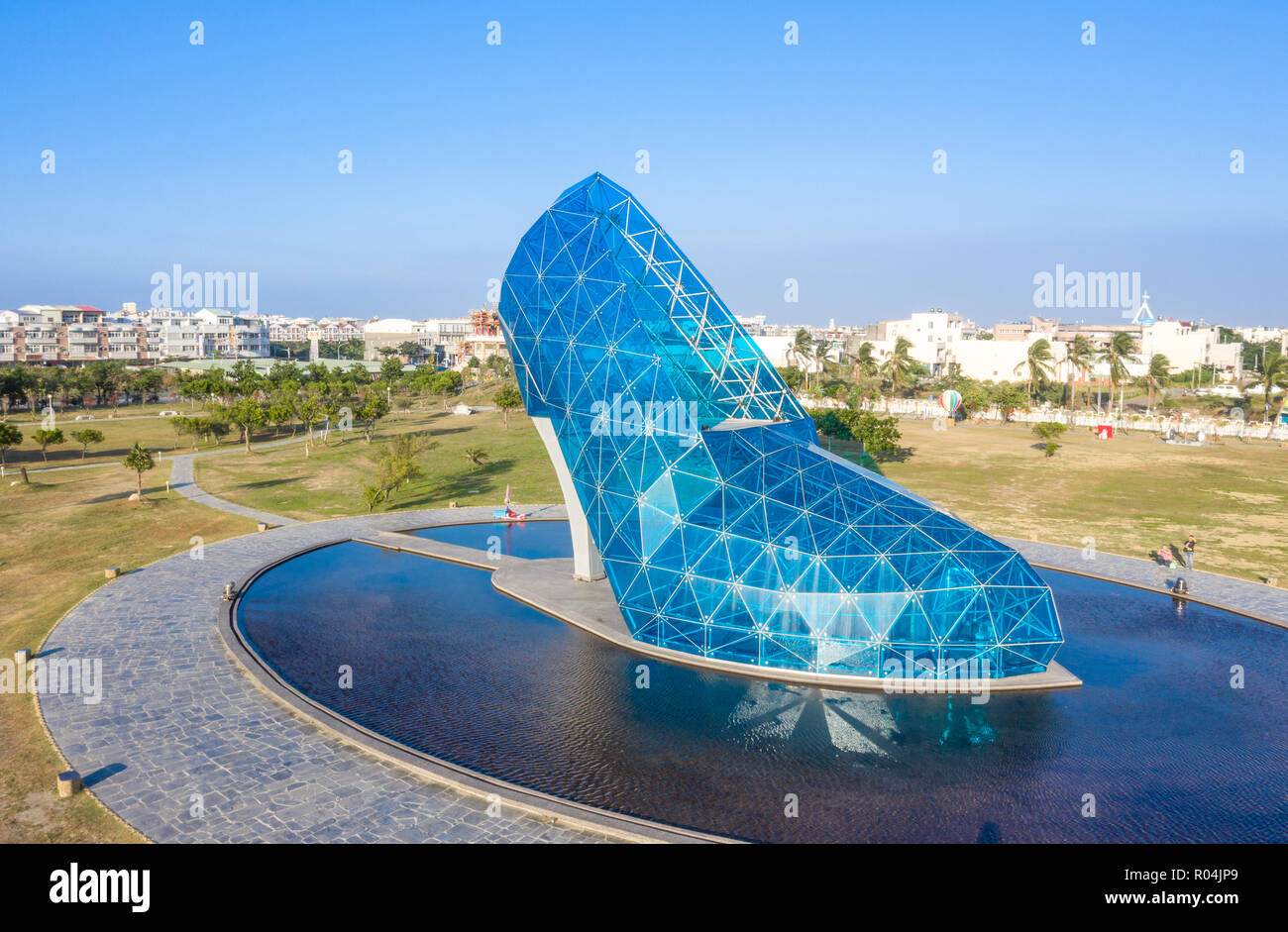 ChiaYi, Taiwan - 27. Oktober 2018: ein riesiges blaues Glas Hochzeit Kirche geformt wie ein high-heeled Shoe in Taiwan Chiayi, Luftbild. Zeitraffer photograp Stockfoto