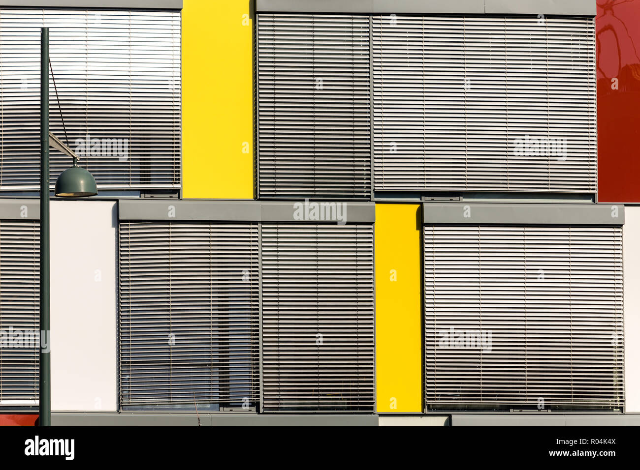 Wand und Fenster - urban Exploration in Trondheim. Stadt und Street Photography. Norwegen. Stockfoto