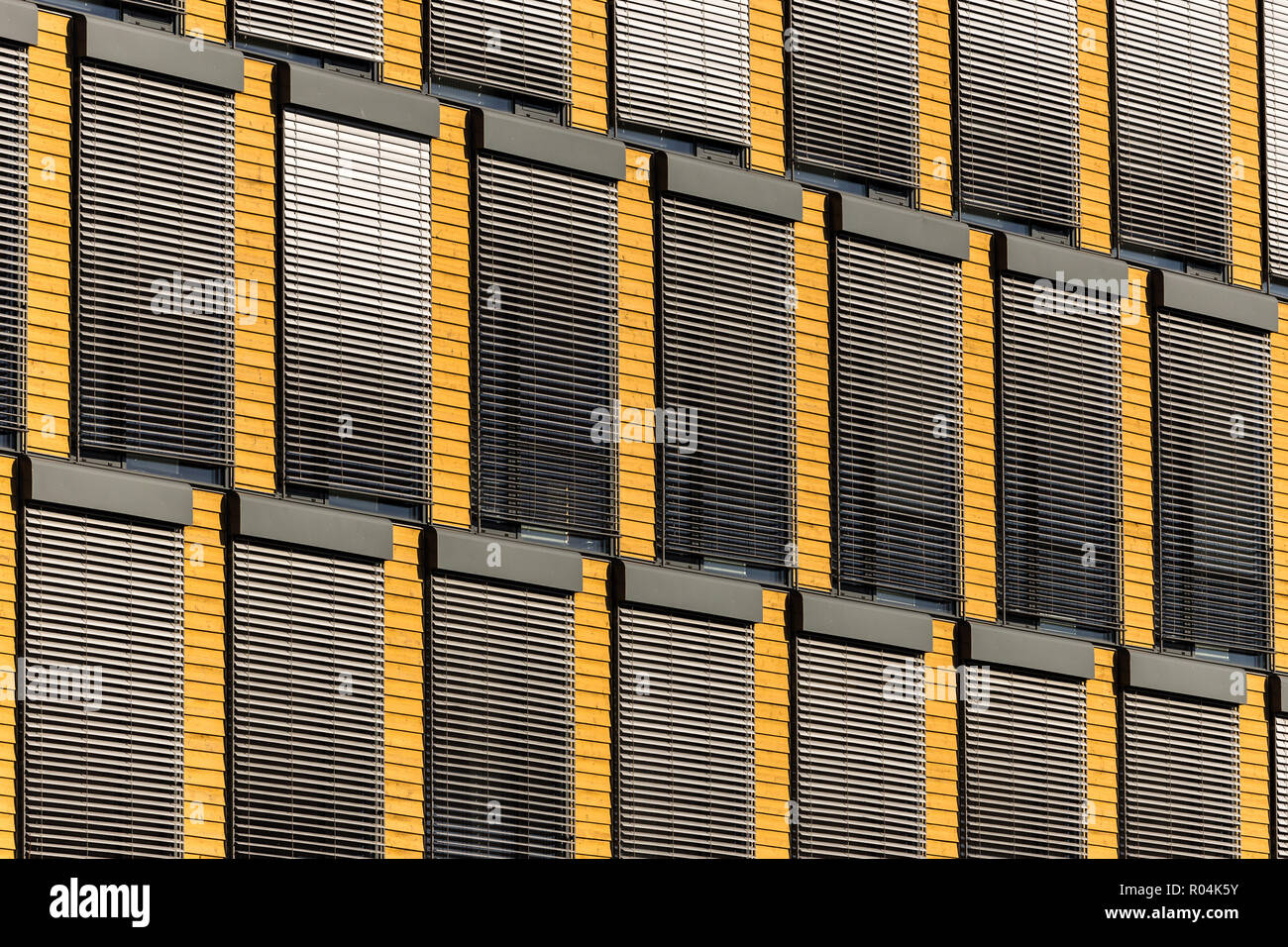 Wand und Fenster - urban Exploration in Trondheim. Stadt und Street Photography. Norwegen. Stockfoto