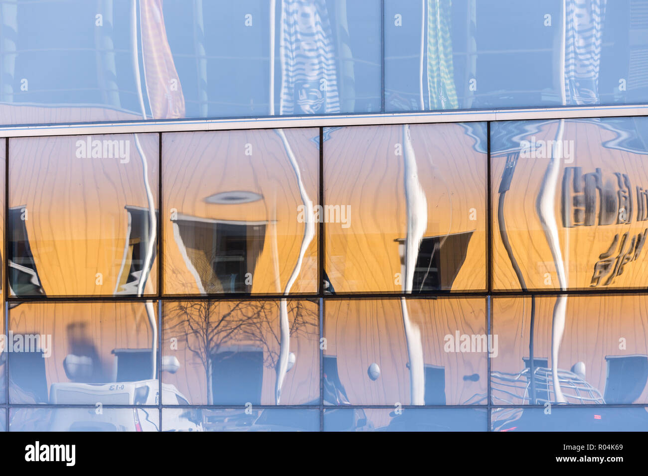 Wand und Fenster - urban Exploration in Trondheim. Stadt und Street Photography. Norwegen. Stockfoto