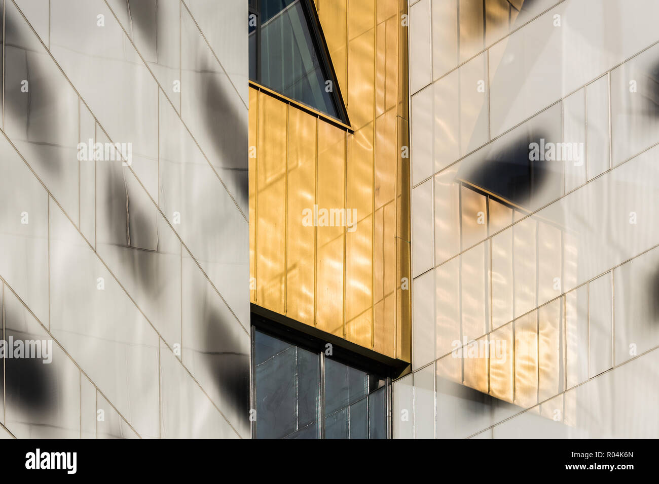 Wand und Fenster - urban Exploration in Trondheim. Stadt und Street Photography. Norwegen. Stockfoto