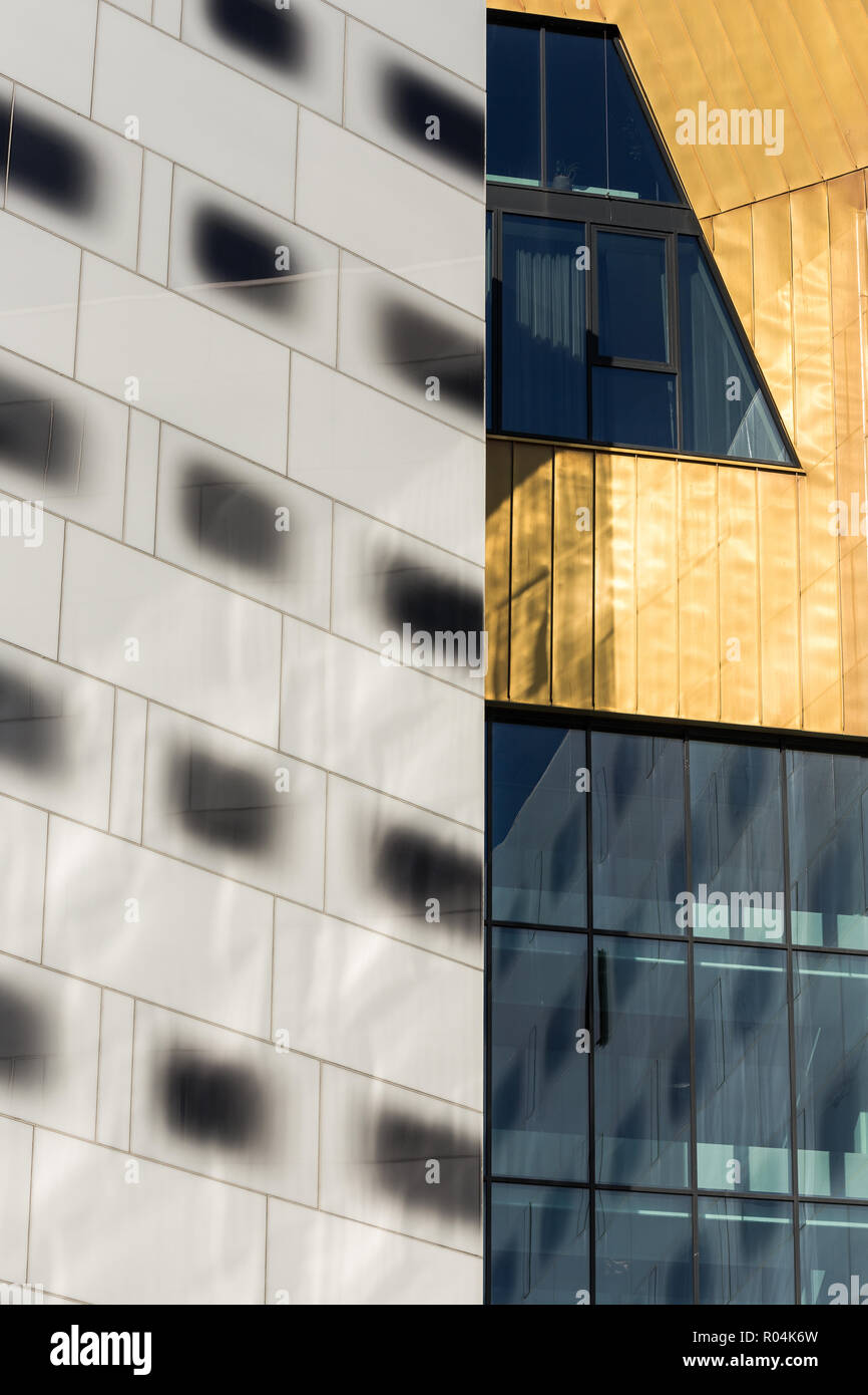 Wand und Fenster - urban Exploration in Trondheim. Stadt und Street Photography. Norwegen. Stockfoto