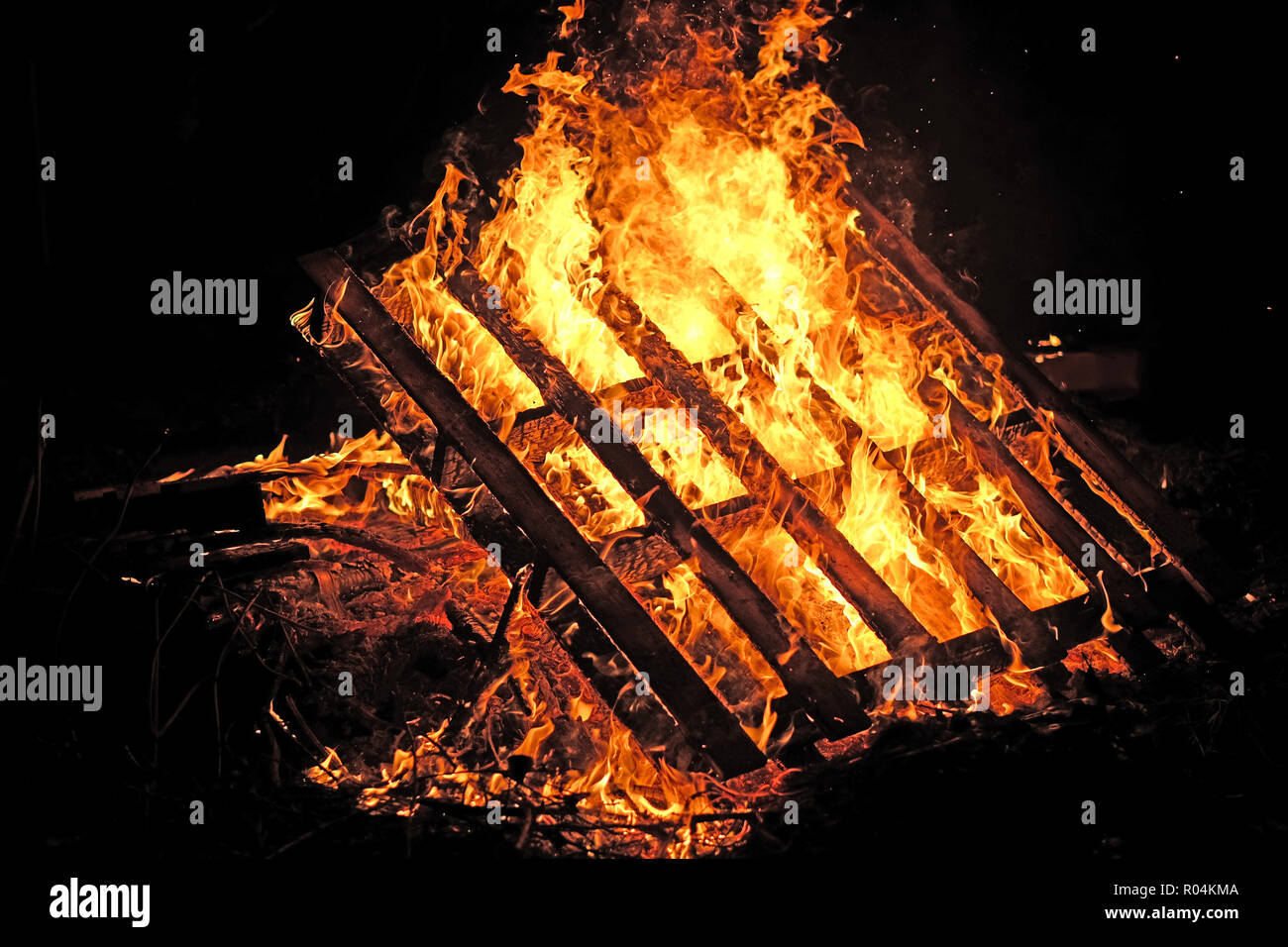 Brennende Paletten an einem Lagerfeuer. Stockfoto