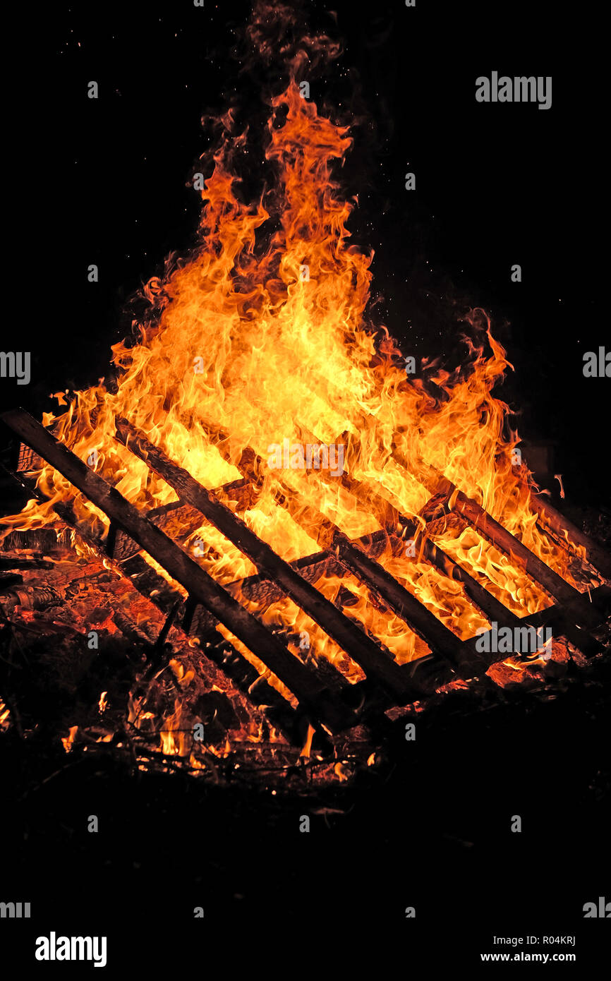 Brennende Paletten an einem Lagerfeuer. Stockfoto