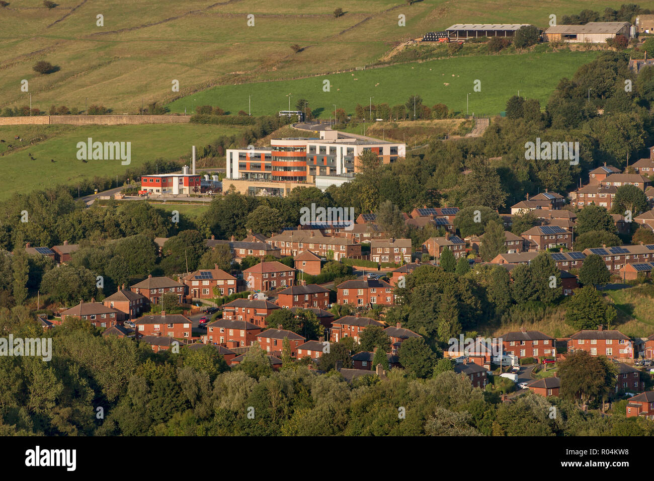 Allgemeine Ansicht der Häuser um mossley Hollins High School in Mossley, Greater Manchester Stockfoto