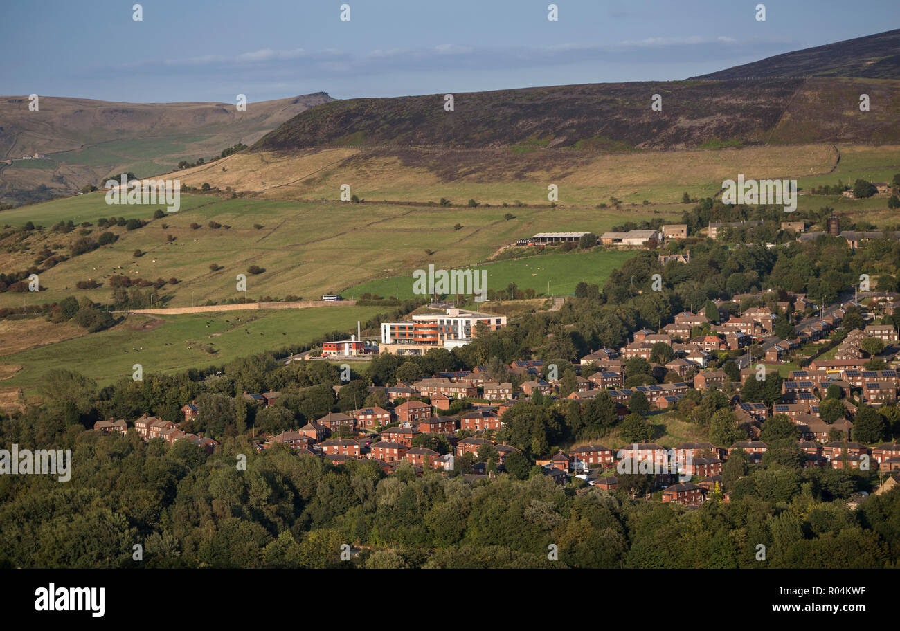 Allgemeine Ansicht der Häuser um mossley Hollins High School in Mossley, Greater Manchester Stockfoto