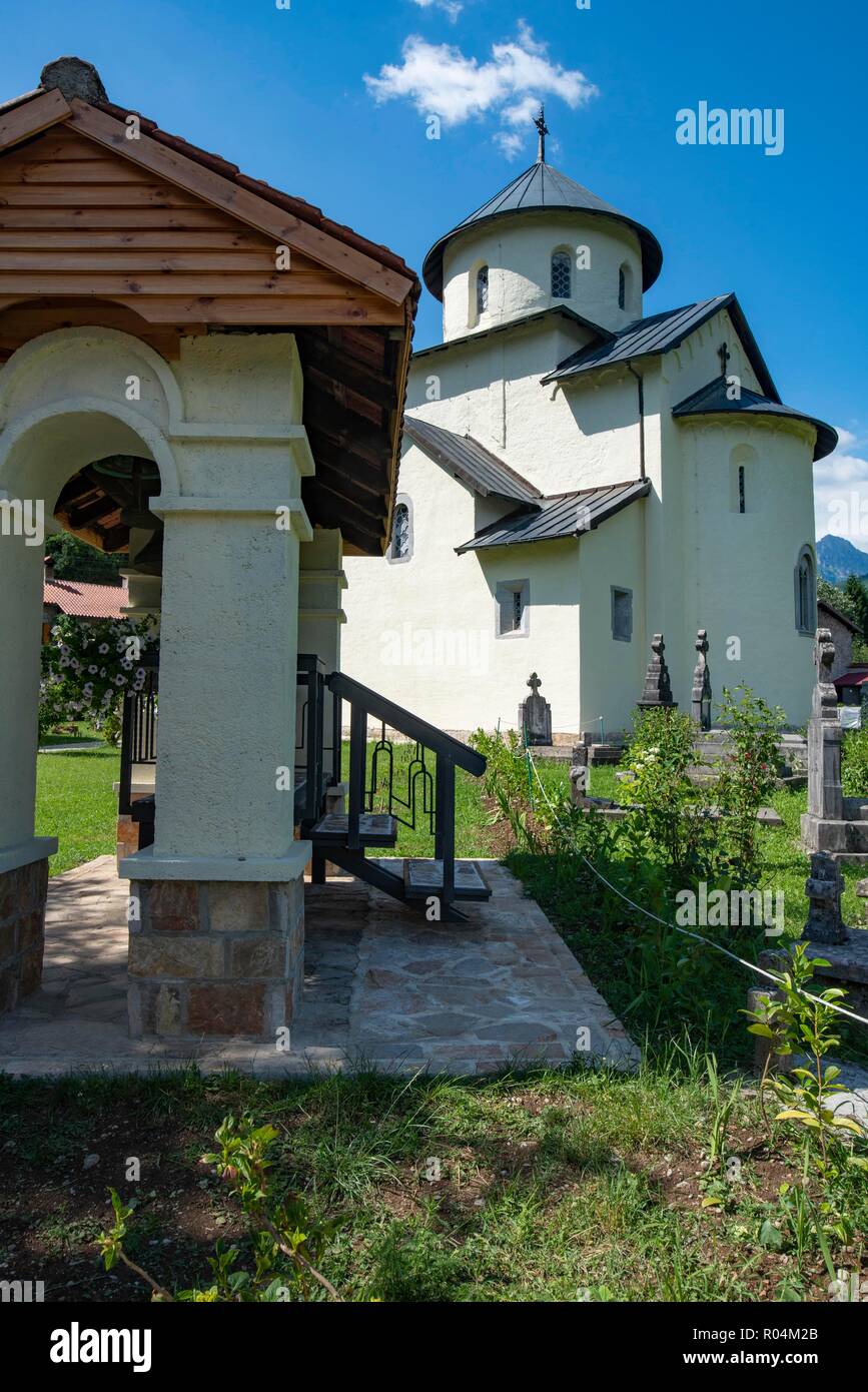 MONTENEGRO, Kloster Moraca, einer der wichtigsten Pilger Ziel, liegt wunderschön am Fuße eines steilen Bergkette platziert Stockfoto