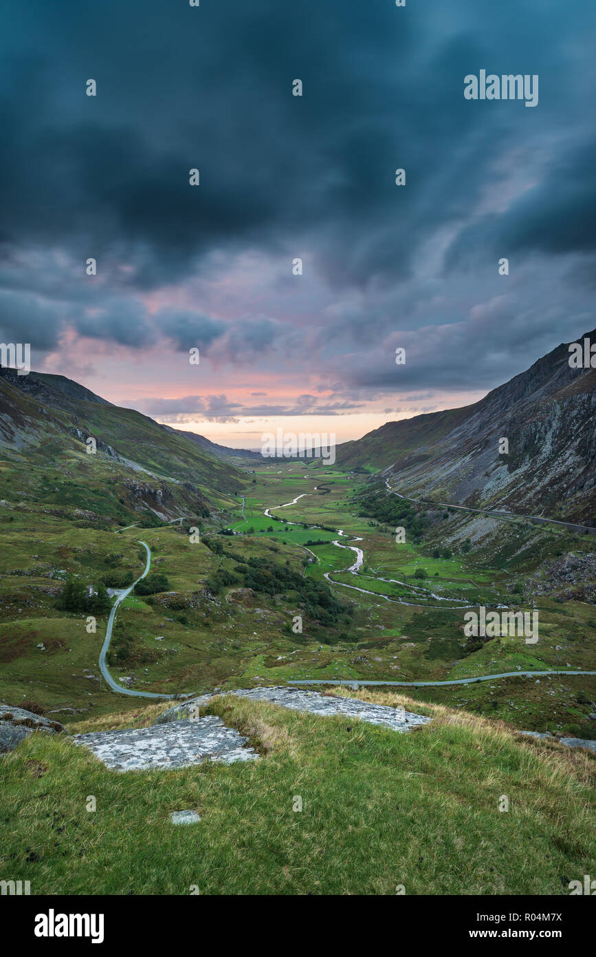 Schöne stimmungsvolle Landschaft Bild von Nant Francon Tal in Snowdonia bei Sonnenuntergang im Herbst Stockfoto