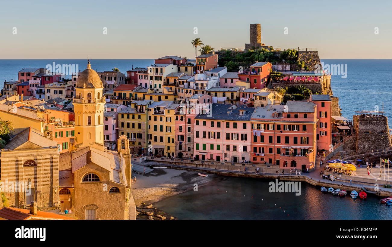 Das historische Zentrum von Vernazza, die von der untergehenden Sonne beleuchtete, Cinque Terre, Ligurien, Italien Stockfoto