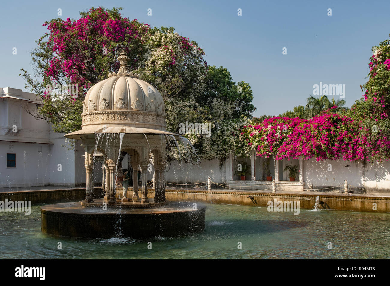 Brunnen bei Saheliyon-ki-Bari Gärten, Udaipur, Rajasthan, Indien Stockfoto