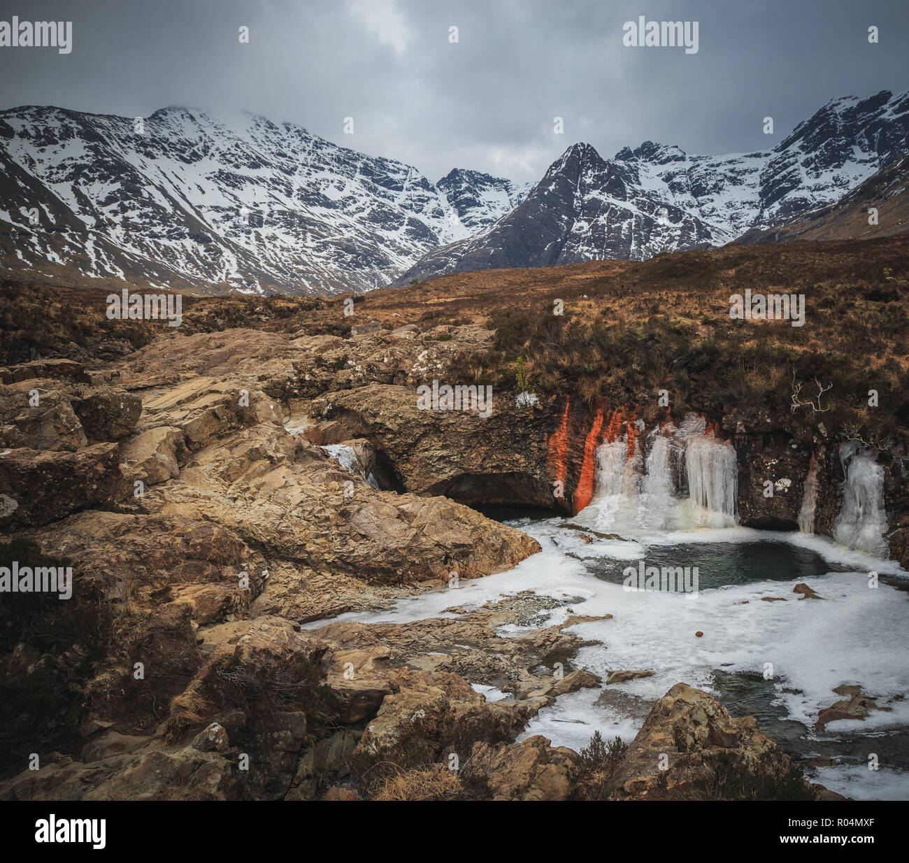 Zugefrorenen Fluss Spröde im Glen spröde Tal, Fee Umfragen touristische Attraktion. Isle of Skye, Scottish Highlands. Stockfoto