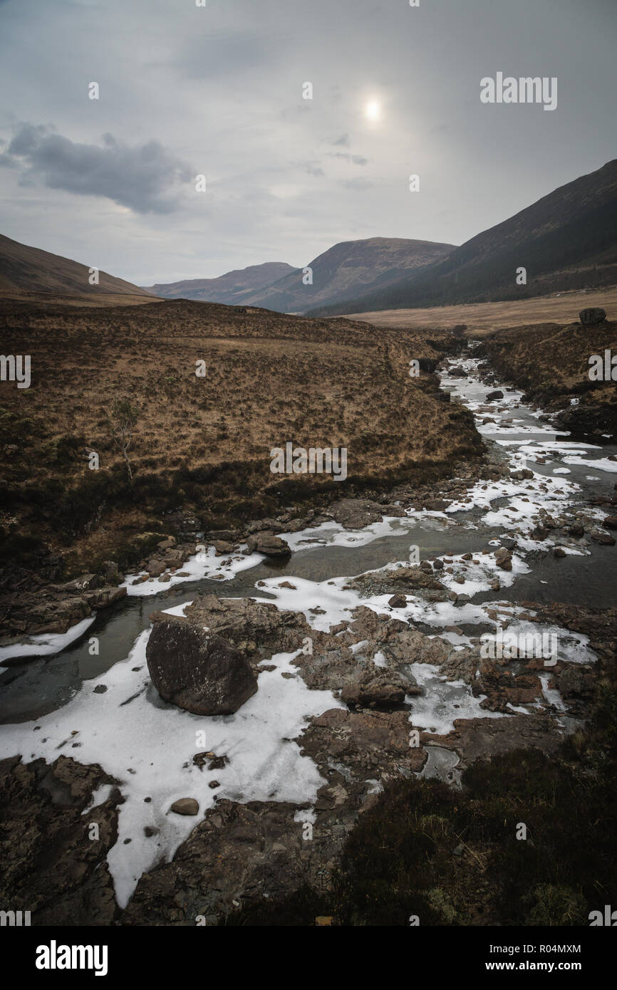 Zugefrorenen Fluss Spröde im Glen spröde Tal, Fee Umfragen touristische Attraktion. Isle of Skye, Scottish Highlands. Stockfoto