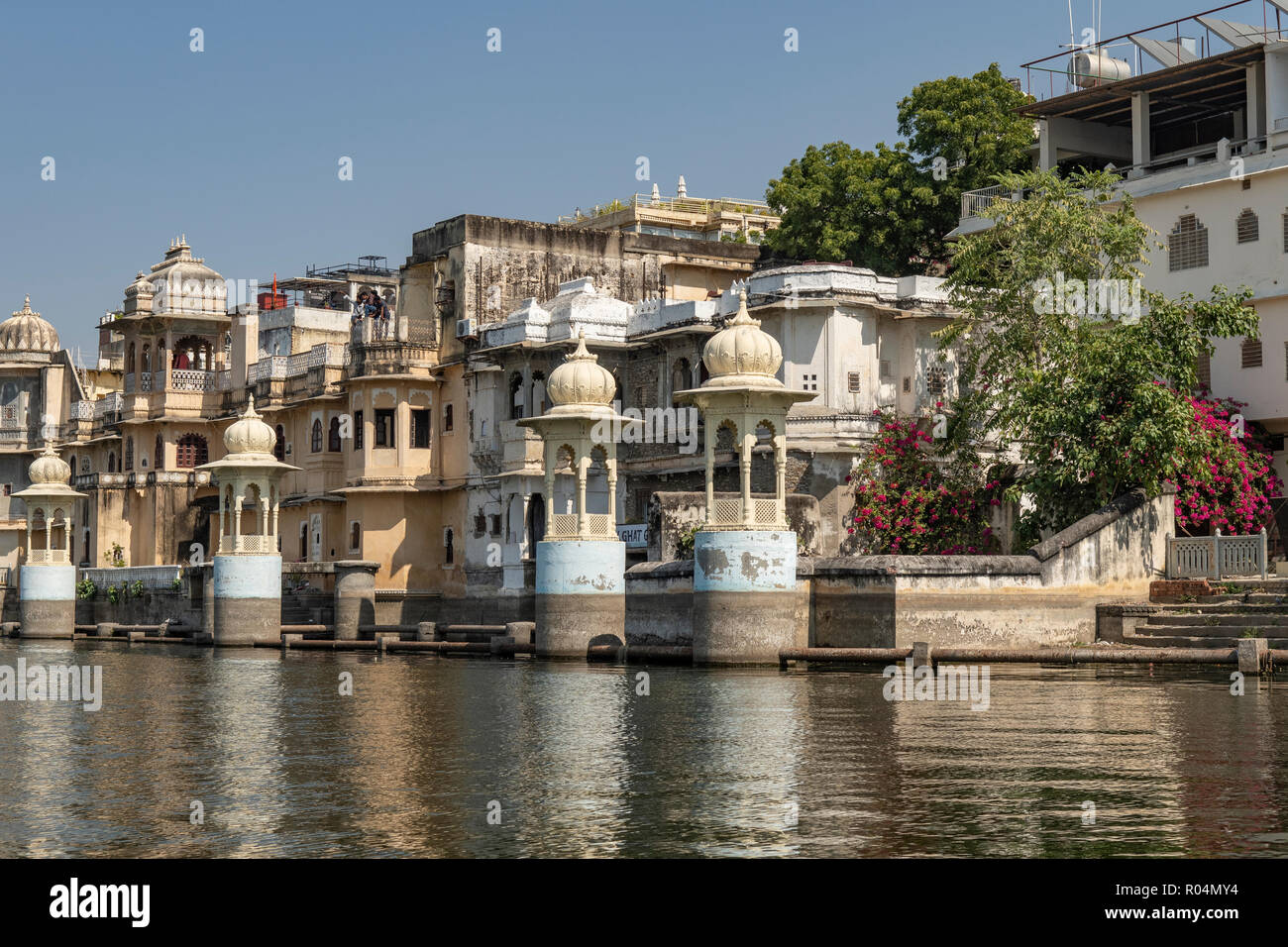 Waterfront Gebäude auf dem Pichola-see, Udaipur, Rajasthan, Indien Stockfoto