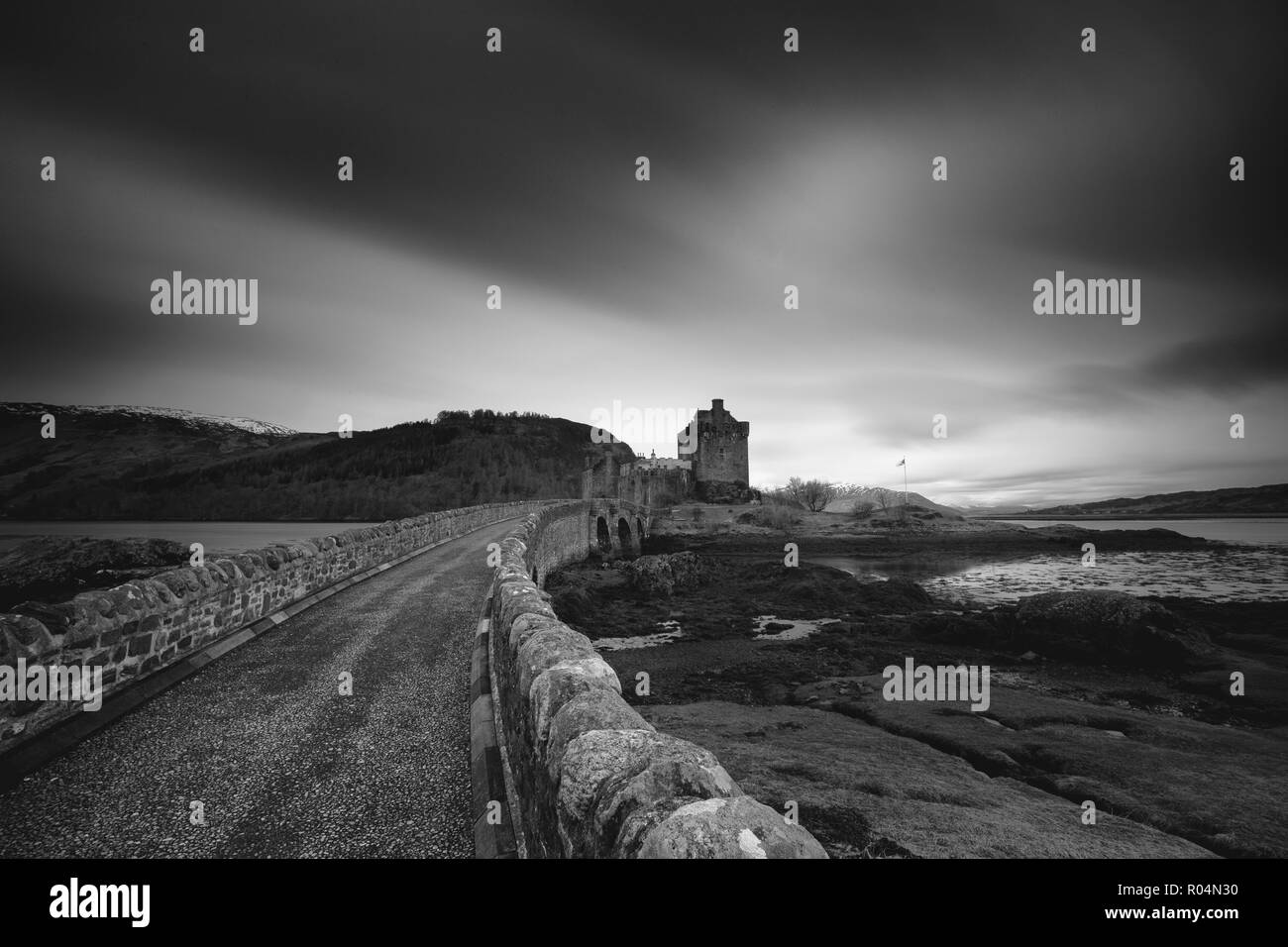 Eilean Donan Castle am Ufer des Schlosses Duich in bewölkten Tag. Mittelalterliche Burg im schottischen Hochland. Stockfoto