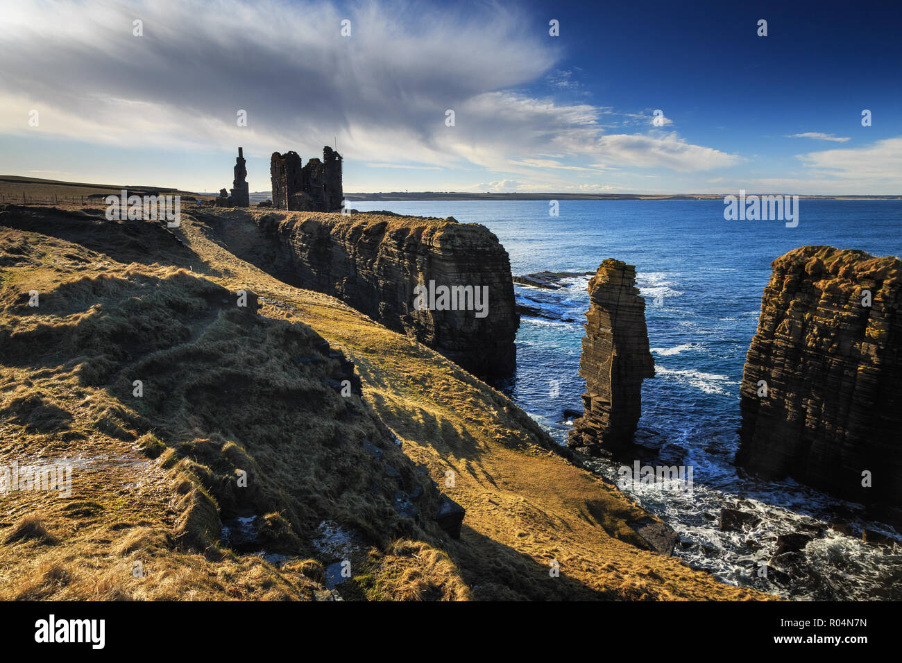 Schottischen Schloss Sinclair Girnigoe - auf hohen Klippen im östlichen Hochland platziert. Stockfoto