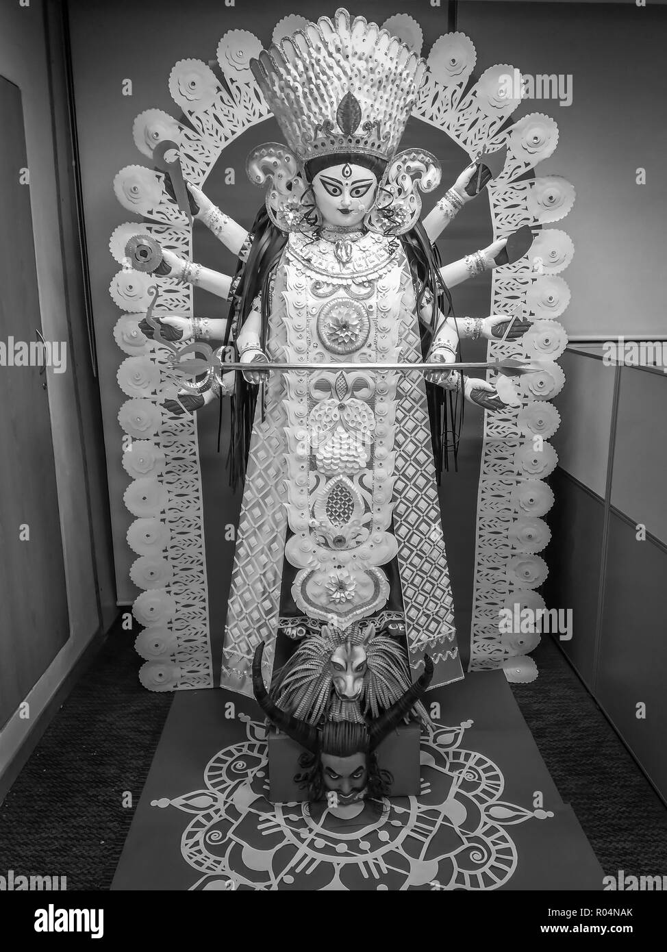 Ein schwarzes und weißes Papier Idol von Herrn Durga während der Durga Puja Feier in einem Büro Räumlichkeiten Stockfoto