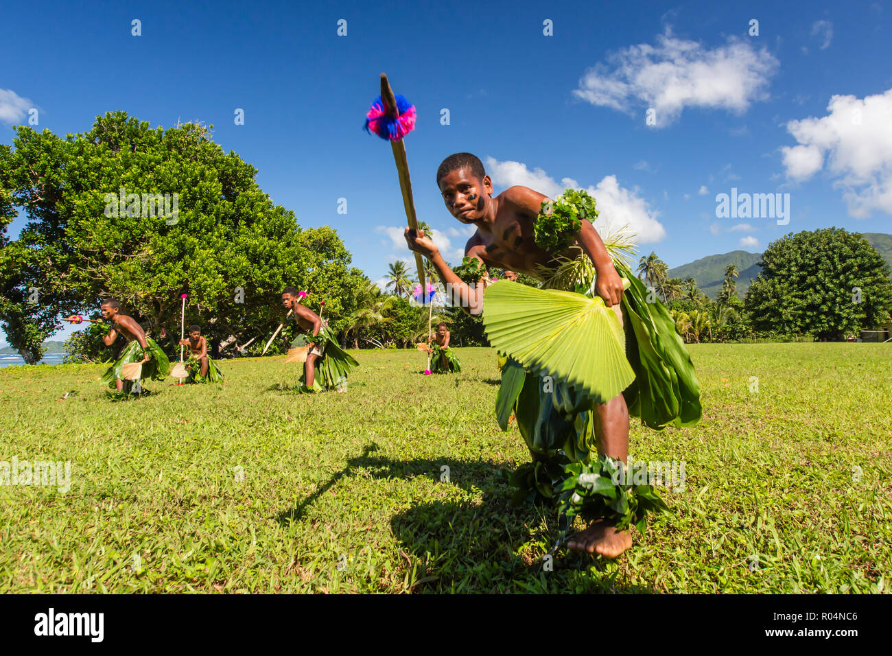 Kinder aus der Gemeinde Waitabu Durchführen traditioneller Tanz auf Taveuni Island, Republik Fidschi, südpazifischen Inseln, Pazifik Stockfoto