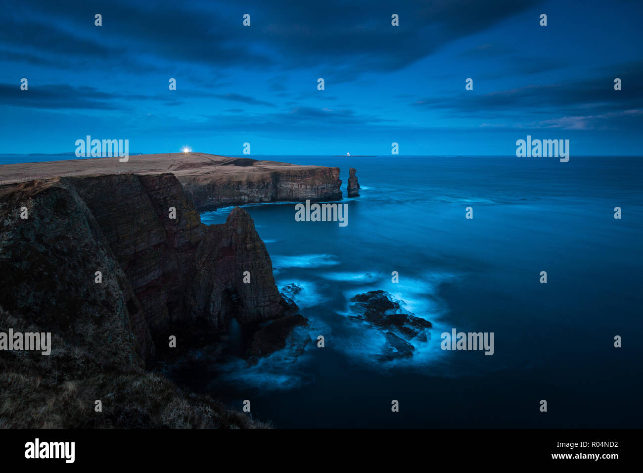 Fernblick auf Duncasby Head Lighthouse, nördliche Küste des schottischen Highalnds in der Nähe von John O' Groats. Stockfoto