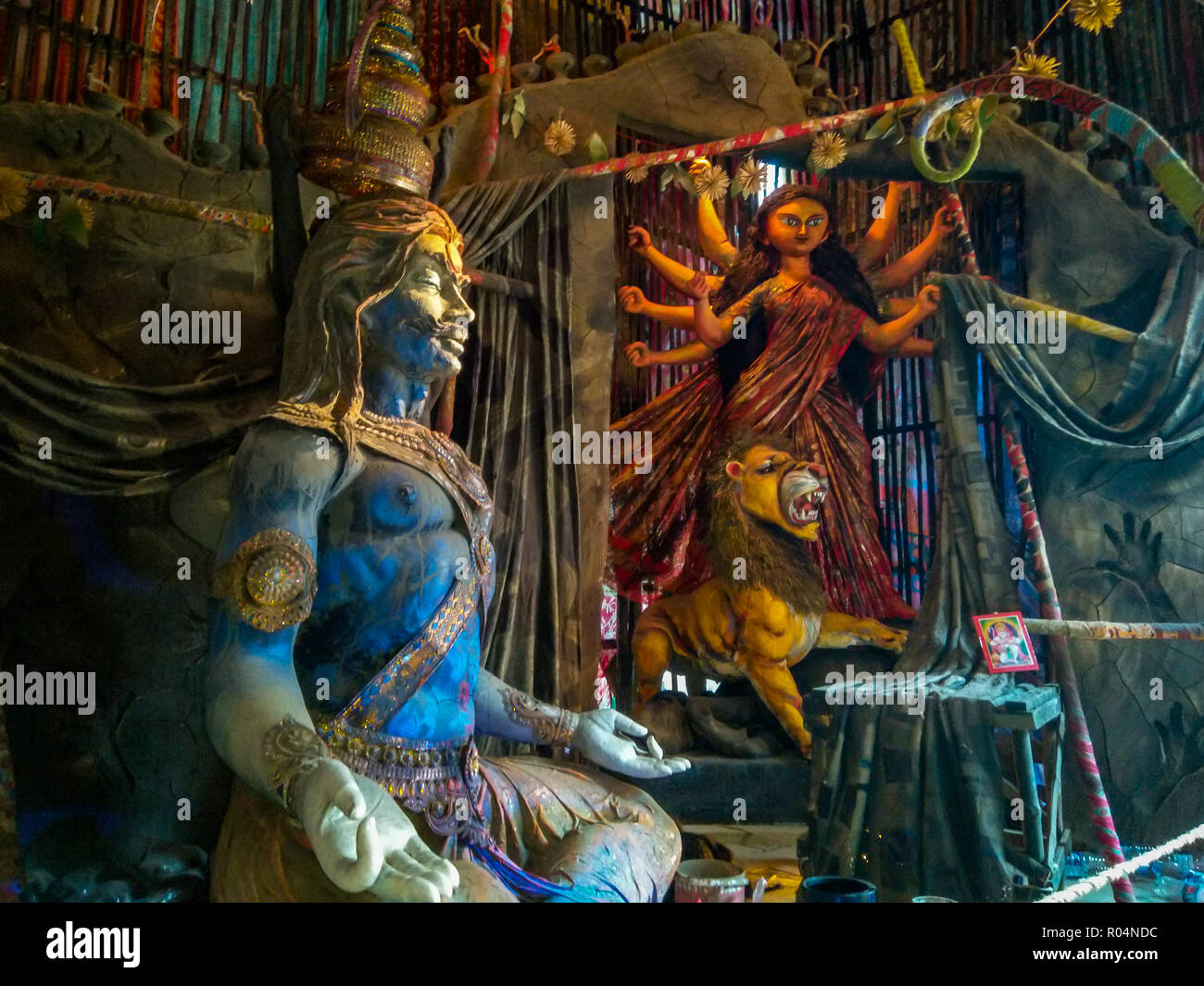 Hindu Gott Shiva Skulptur, Meditieren mit Parvati oder Durga im Hintergrund bei Kumartuli, Kalkutta, Kolkata Stockfoto