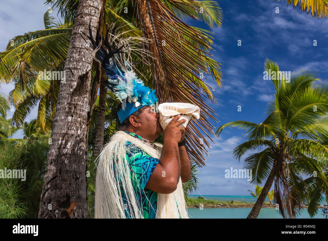 Ein conch Shell blowing Krieger begrüßen Gäste in Aitutaki, Cook Inseln, Südpazifik Inseln, Pazifik Stockfoto