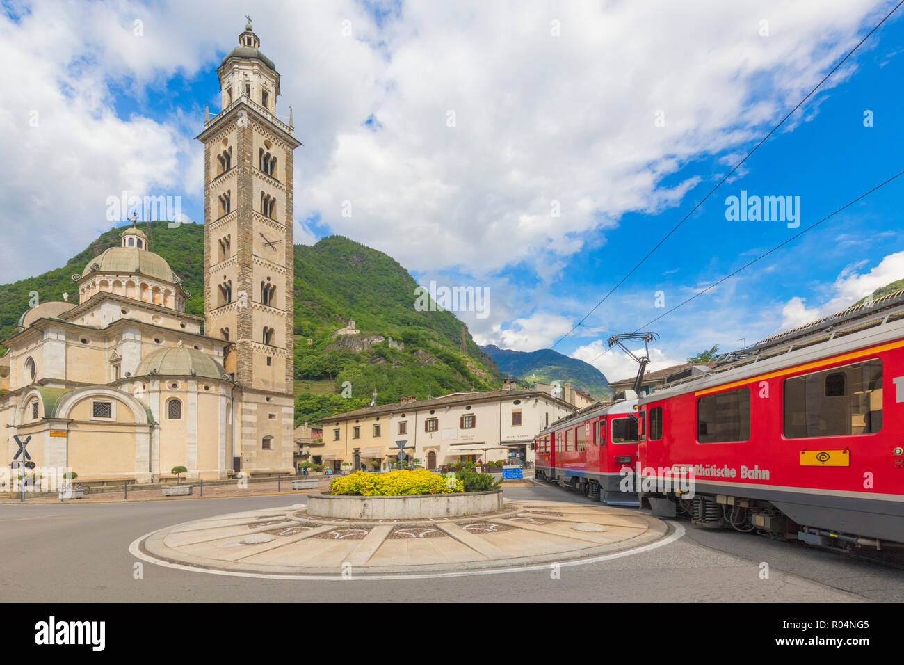 Bernina Express Zug neben historischen Heiligtum der Madonna di Tirano, Provinz Sondrio, Valtellina, Lombardei, Italien, Europa Stockfoto