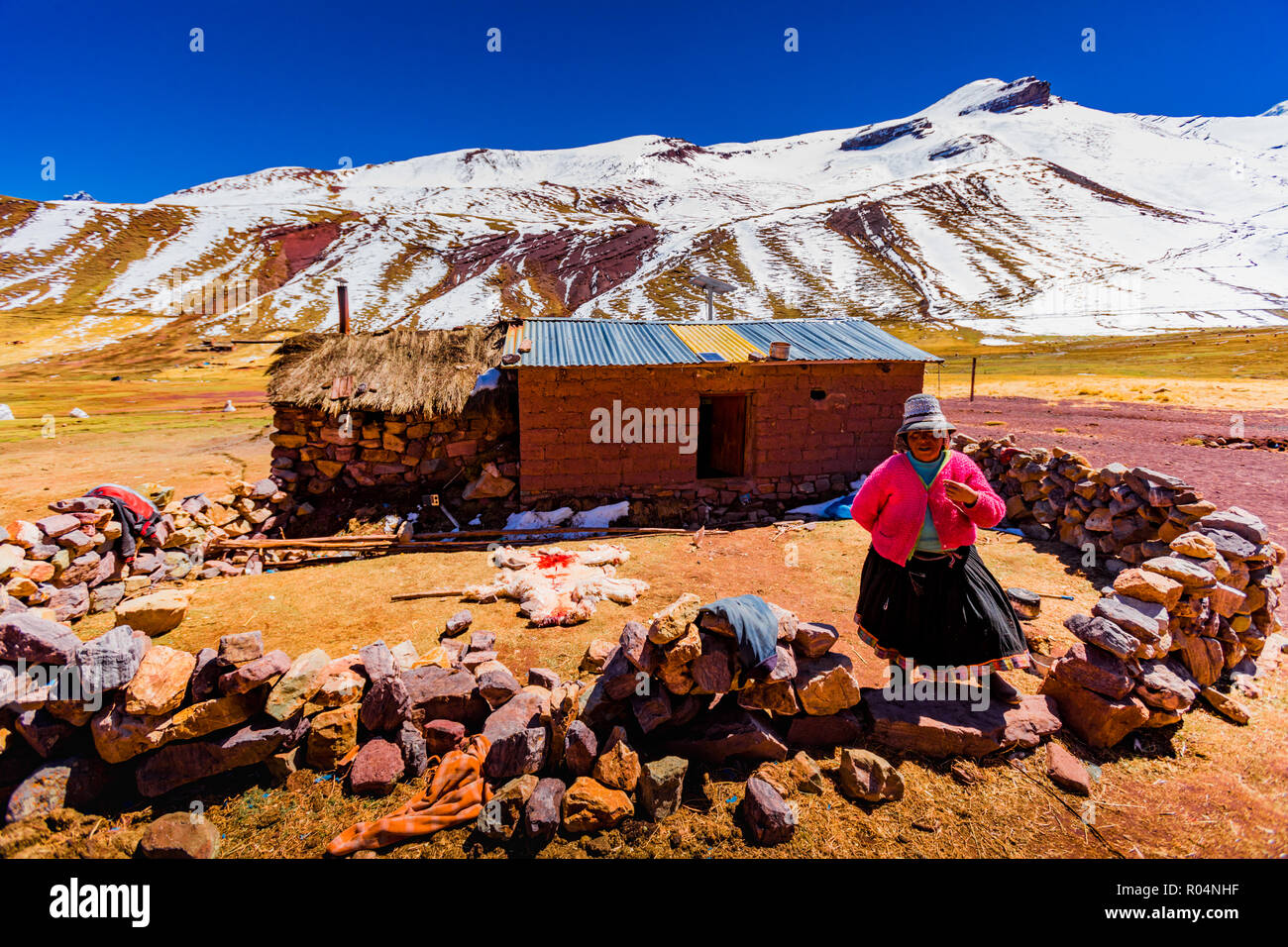 Eine Frau von ihrem Shack auf Rainbow Berg, in den Anden, Peru, Südamerika Stockfoto