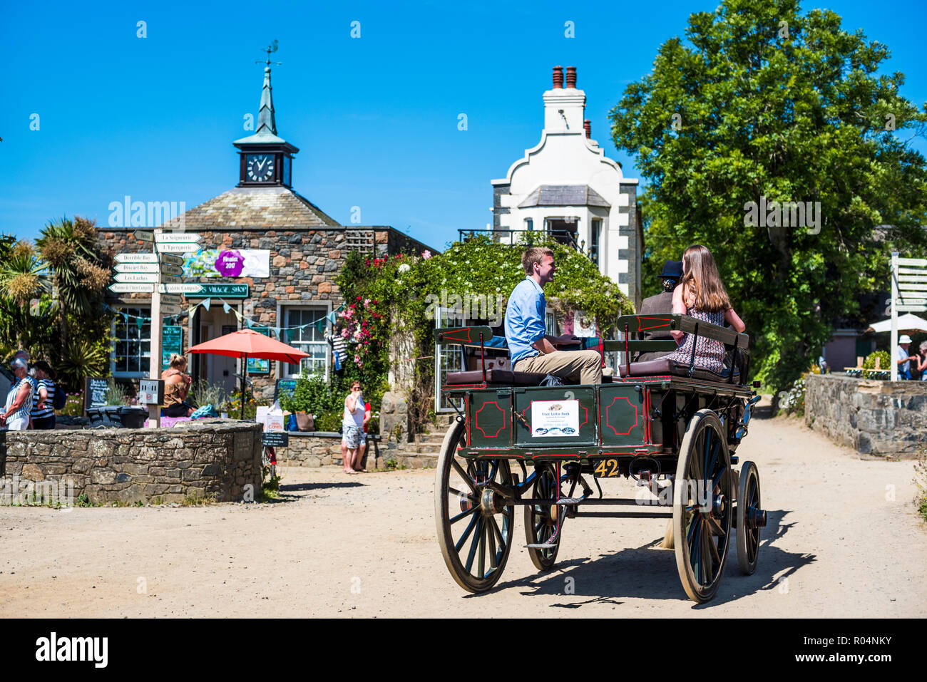 Pferd und Wagen auf der Insel Sark, Kanalinseln, Großbritannien, Europa Stockfoto