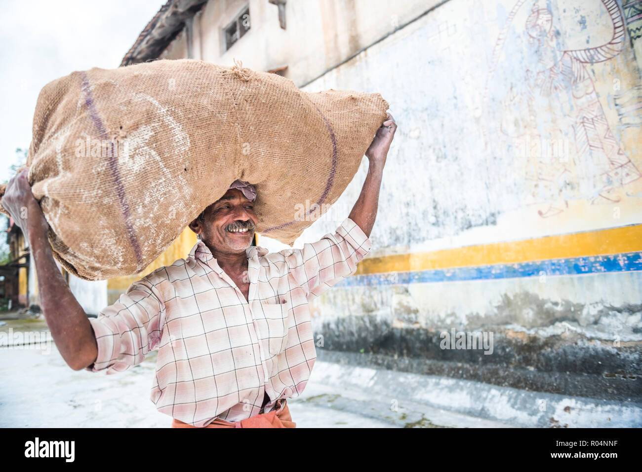 Mann, der Sack von Ingwer auf einem Markt in Fort Kochi (Cochin), Kerala, Indien, Asien Stockfoto