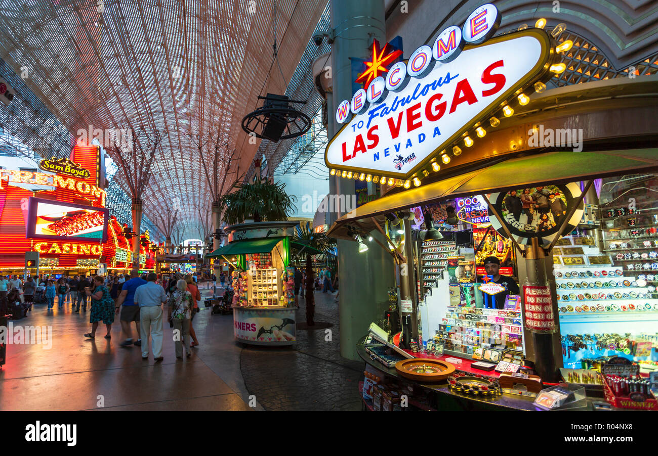 Neonleuchten an der Fremont Street Experience in der Dämmerung, Downtown, Las Vegas, Nevada, Vereinigte Staaten von Amerika, Nordamerika Stockfoto