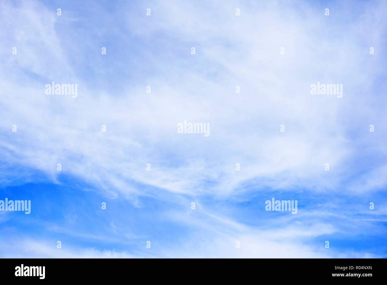 Blauer Himmel mit Wolken - natürliche Schönheit Hintergrund Stockfoto