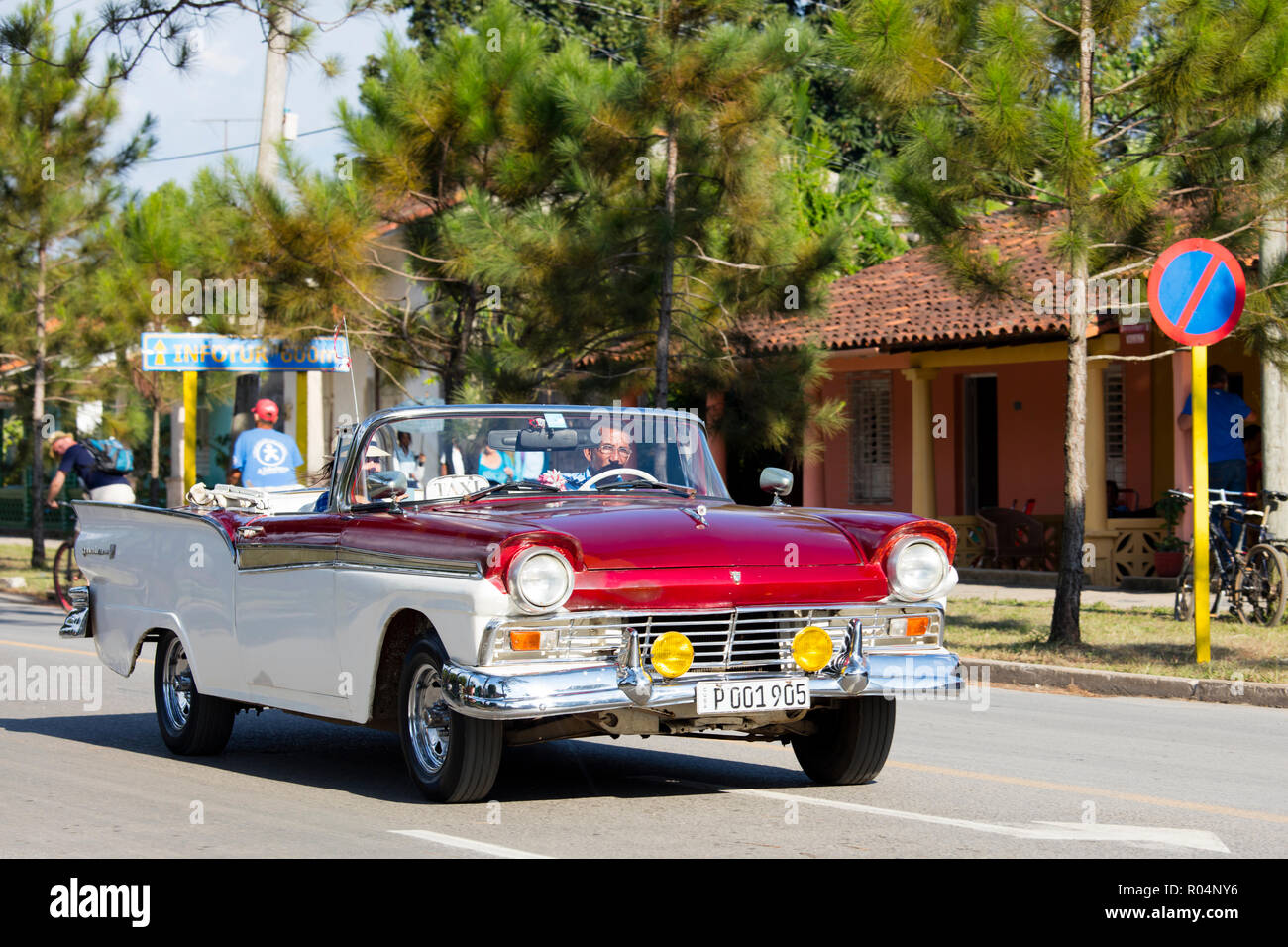 Rote und weiße Cabrio Oldtimer Taxi auf der Hauptstraße in Vinales, Weltkulturerbe der UNESCO, Kuba, Karibik, Karibik, Zentral- und Lateinamerika Stockfoto