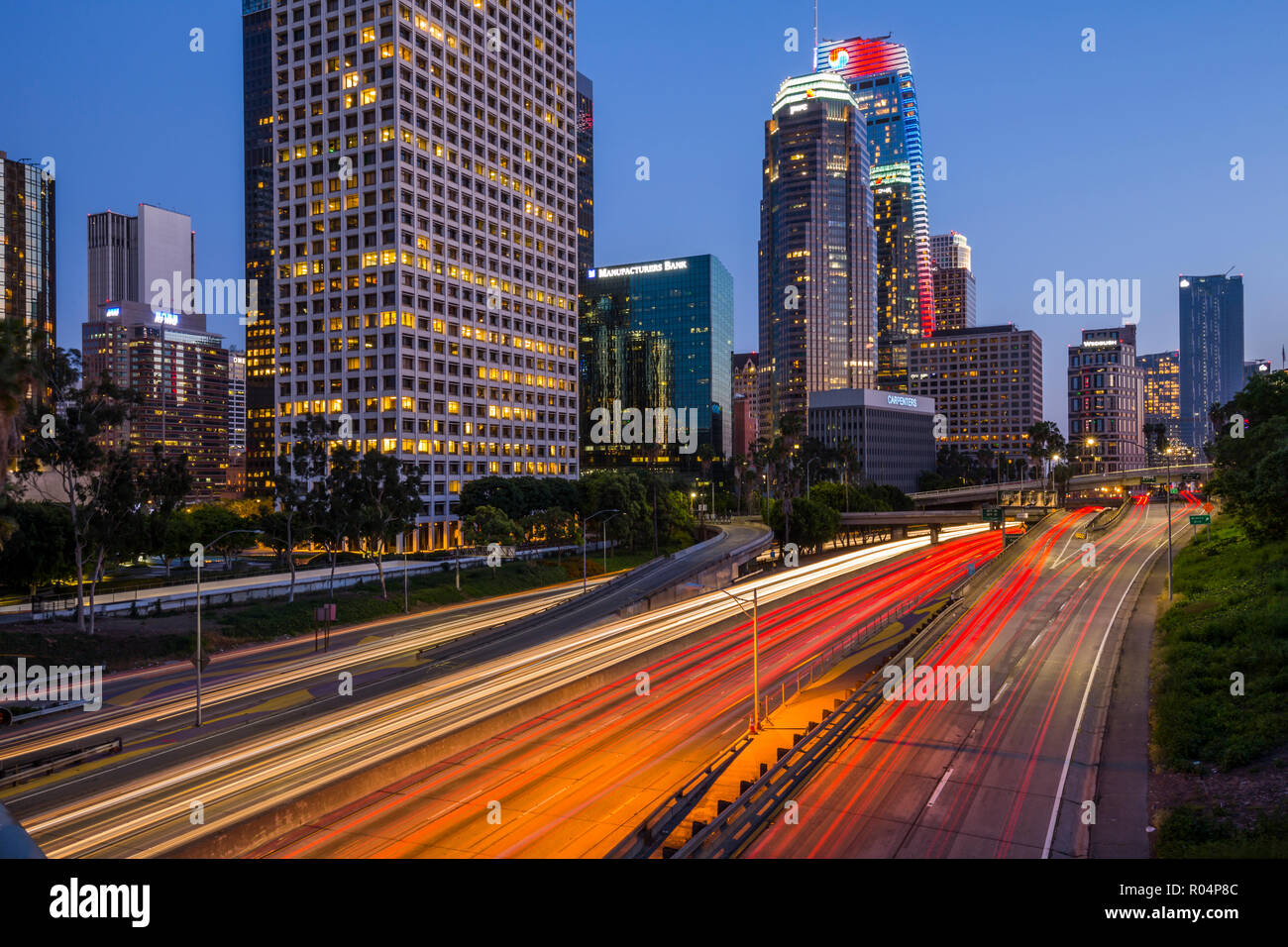 Blick auf die Skyline der Innenstadt und Hafen Autobahn bei Dämmerung, Los Angeles, Kalifornien, Vereinigte Staaten von Amerika, Nordamerika Stockfoto