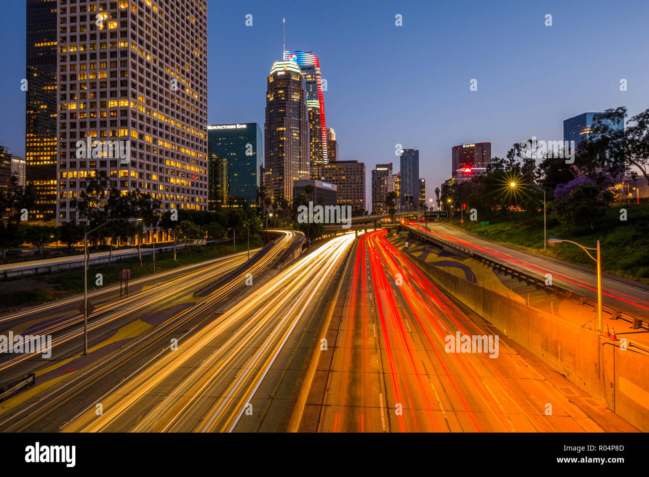 Blick auf die Skyline der Innenstadt und Hafen Autobahn bei Dämmerung, Los Angeles, Kalifornien, Vereinigte Staaten von Amerika, Nordamerika Stockfoto