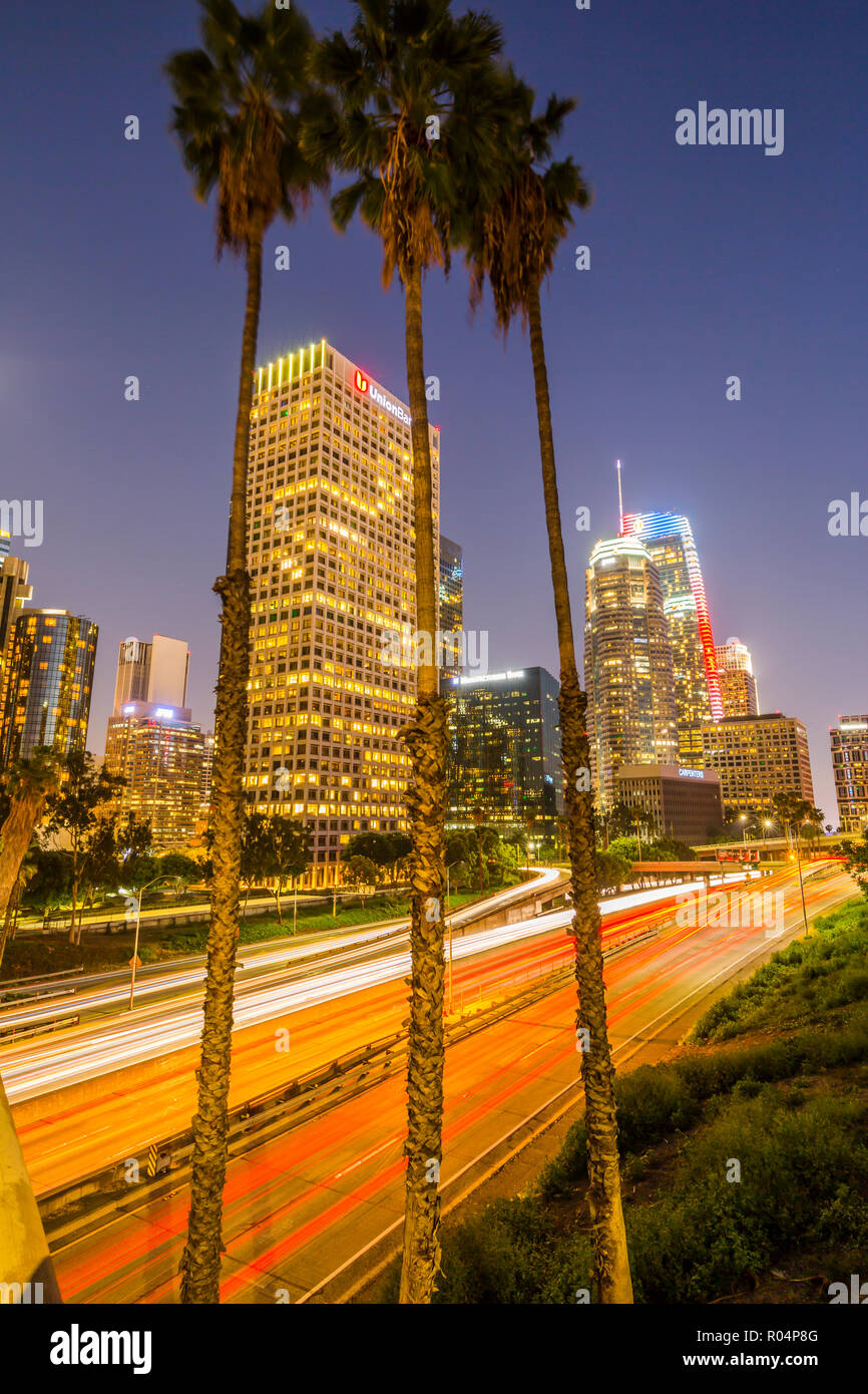 Blick auf die Skyline der Innenstadt und Hafen Autobahn bei Dämmerung, Los Angeles, Kalifornien, Vereinigte Staaten von Amerika, Nordamerika Stockfoto