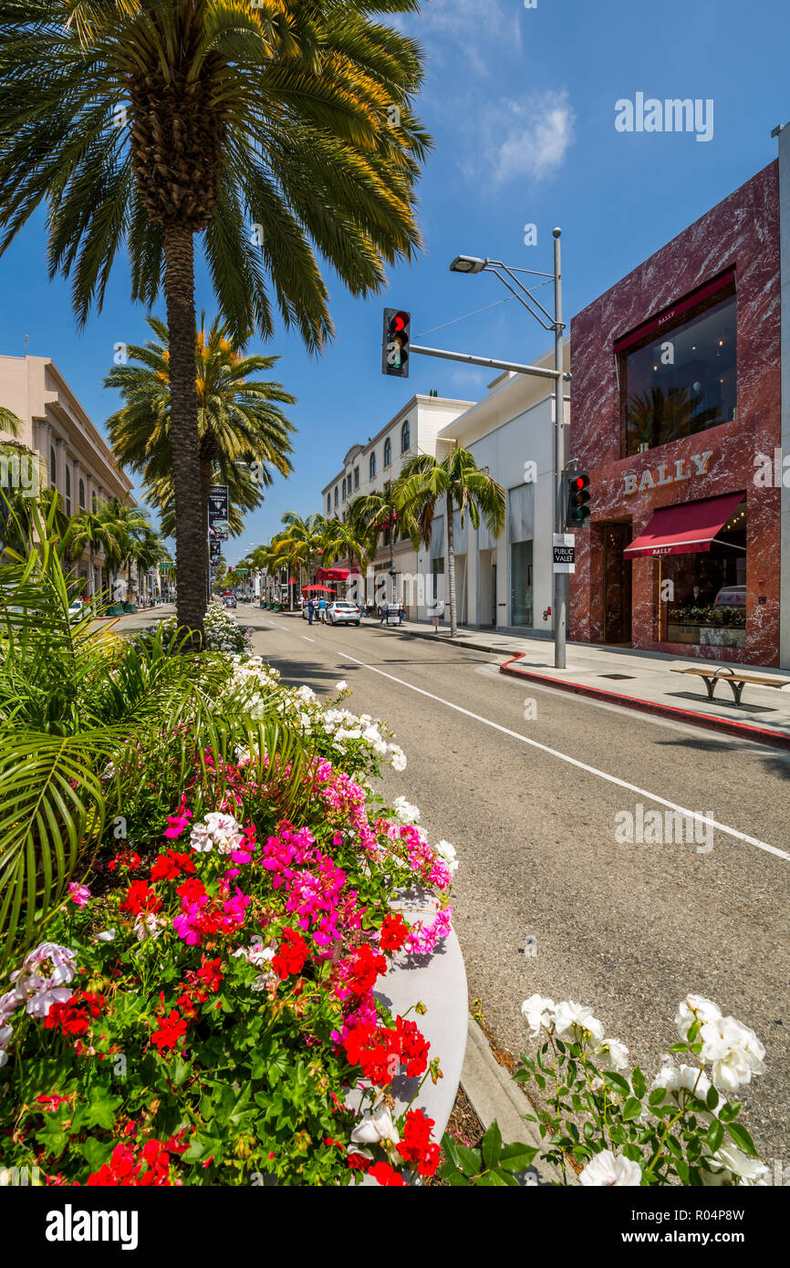 Blick auf Geschäfte am Rodeo Drive, Beverly Hills, Los Angeles, Kalifornien, Vereinigte Staaten von Amerika, Nordamerika Stockfoto