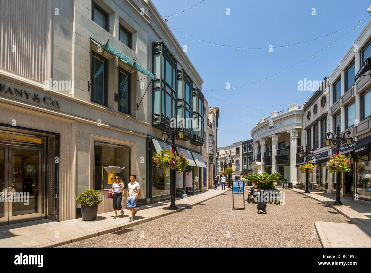 Blick auf Geschäfte am Rodeo Drive, Beverly Hills, Los Angeles, Kalifornien, Vereinigte Staaten von Amerika, Nordamerika Stockfoto
