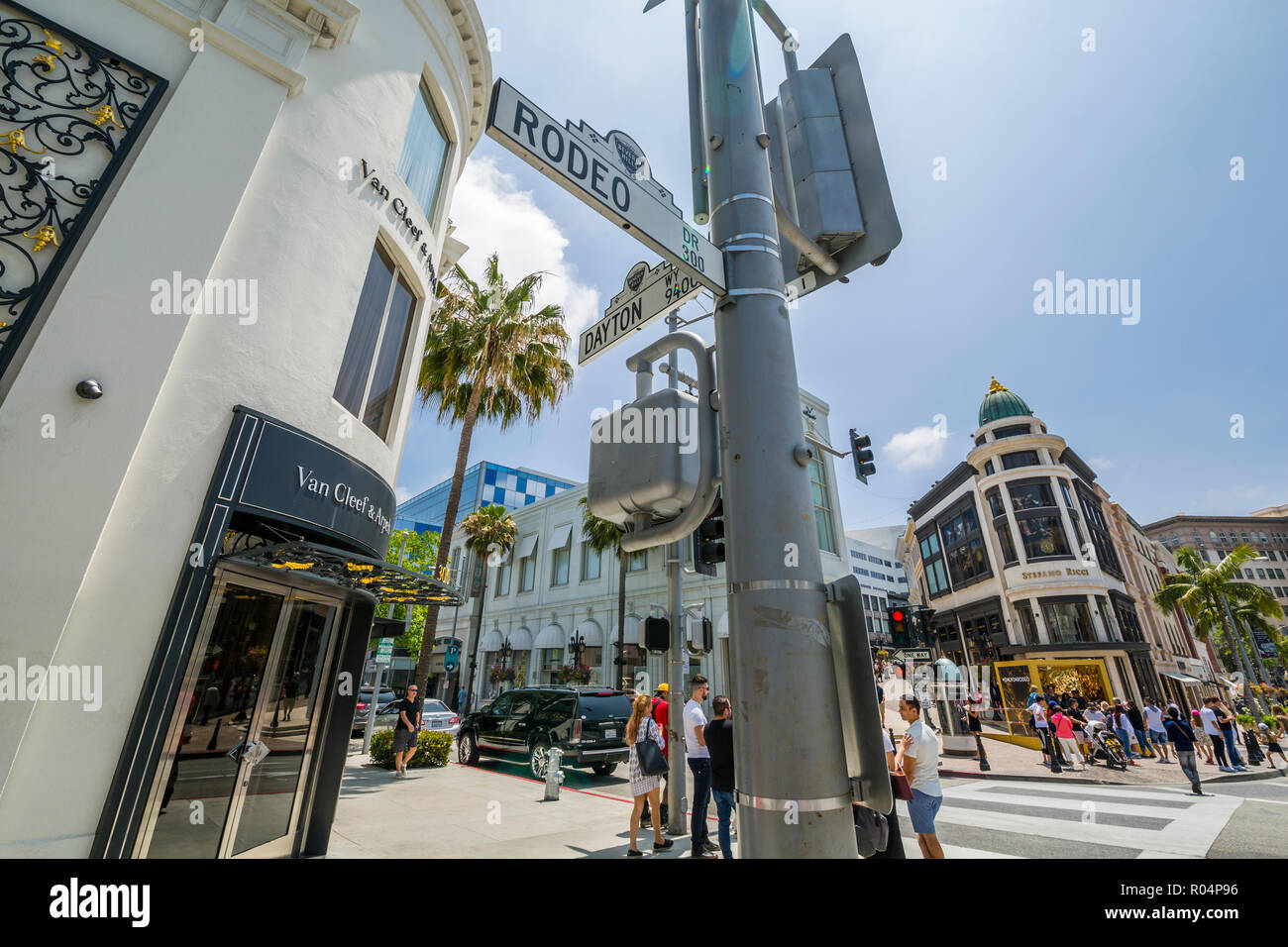 Blick auf Geschäfte am Rodeo Drive, Beverly Hills, Los Angeles, Kalifornien, Vereinigte Staaten von Amerika, Nordamerika Stockfoto