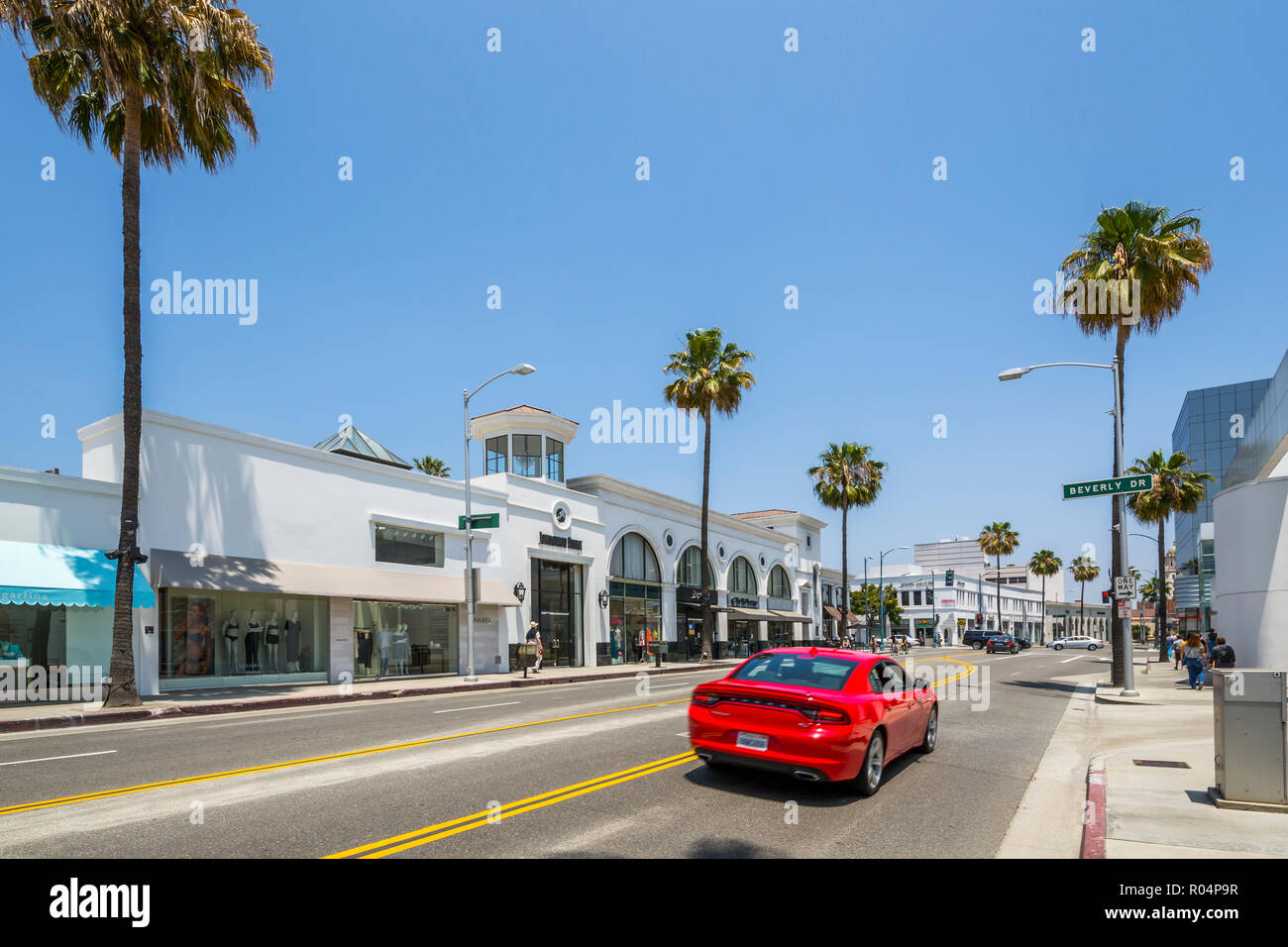 Blick auf Geschäfte und Palmen am Santa Monica Boulevard, Beverly Hills, Los Angeles, Kalifornien, Vereinigte Staaten von Amerika, Nordamerika Stockfoto