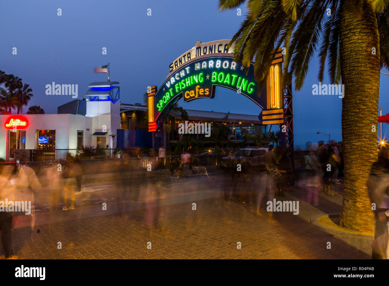 Eingang zum Santa Monica Pier in der Dämmerung, Santa Monica, Los Angeles, Kalifornien, Vereinigte Staaten von Amerika, Nordamerika Stockfoto