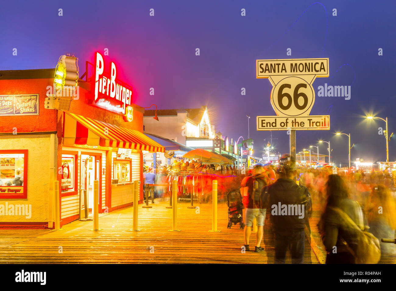 Blick auf Geschäfte und Route 66 End of Trail sign on Santa Monica Pier, Santa Monica, Los Angeles, Kalifornien, Vereinigte Staaten von Amerika, Nordamerika Stockfoto