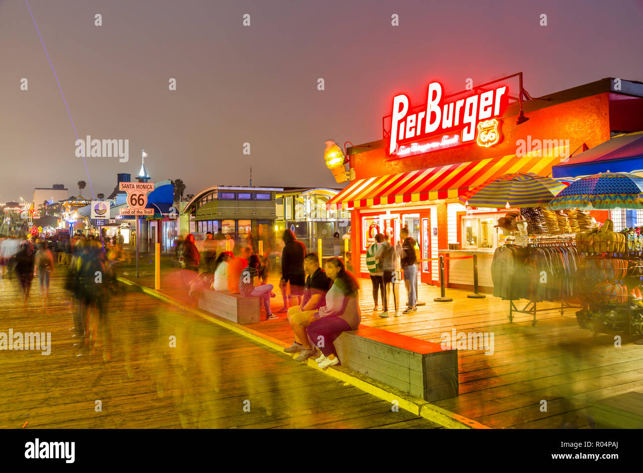 Blick auf Geschäfte und Route 66 End of Trail sign on Santa Monica Pier, Santa Monica, Los Angeles, Kalifornien, Vereinigte Staaten von Amerika, Nordamerika Stockfoto